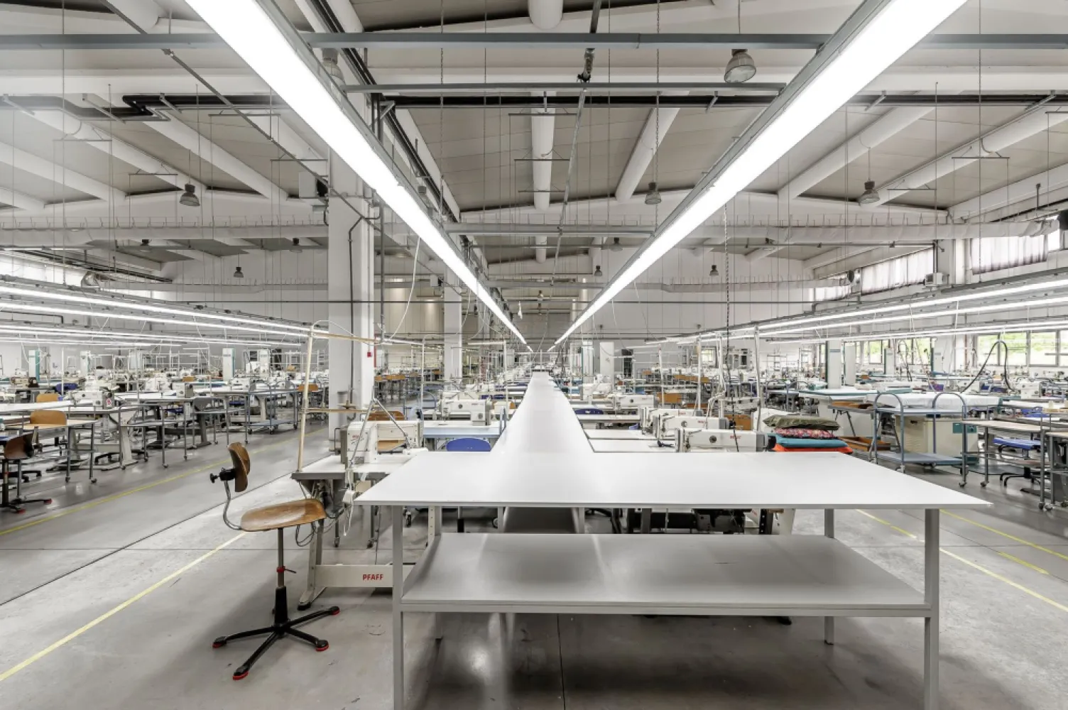 Hală de producție și depozitare cu birouri în Arad - Avem plăcerea să vă oferim în exclusivitate o hală de producție și depozitare cu birouri în Municipiul Arad, în zona comercial-industrială Micălaca Sud. Caracteristici: Teren: 7.176 mp Construcție: 4.075 mp Dock-uri încărcare TIR: 2 buc An construcție: 2013 Dotări: Bazin PSI și Autorizație ISU Panouri Fotofoltaice putere 350 MWh Suflante aer cald și chillere. Utilități prezente: energie electrică, gaze naturale, apă și canalizare. Vecini: SellGros, Dedeman, Altex, CEFIN Trucks, Modelleisenbahn, CitOne, HighPlast Detalii constructive: Stâlpi de susținere din beton armat, închideri perimetrale din plăci pefabricate din BA, tâmplărie din aluminiu. Localizare și dotările fac imobilul ideal pentru o gamă largă de activități comerciale, de producție și de depozitare. Profitați de o soluție rapidă și la cheie pentru afacerea dumneavoastră. Pentru vizionare și detalii, vă rog să mă apelați la numărul: 0721356746 Florin Moș }}