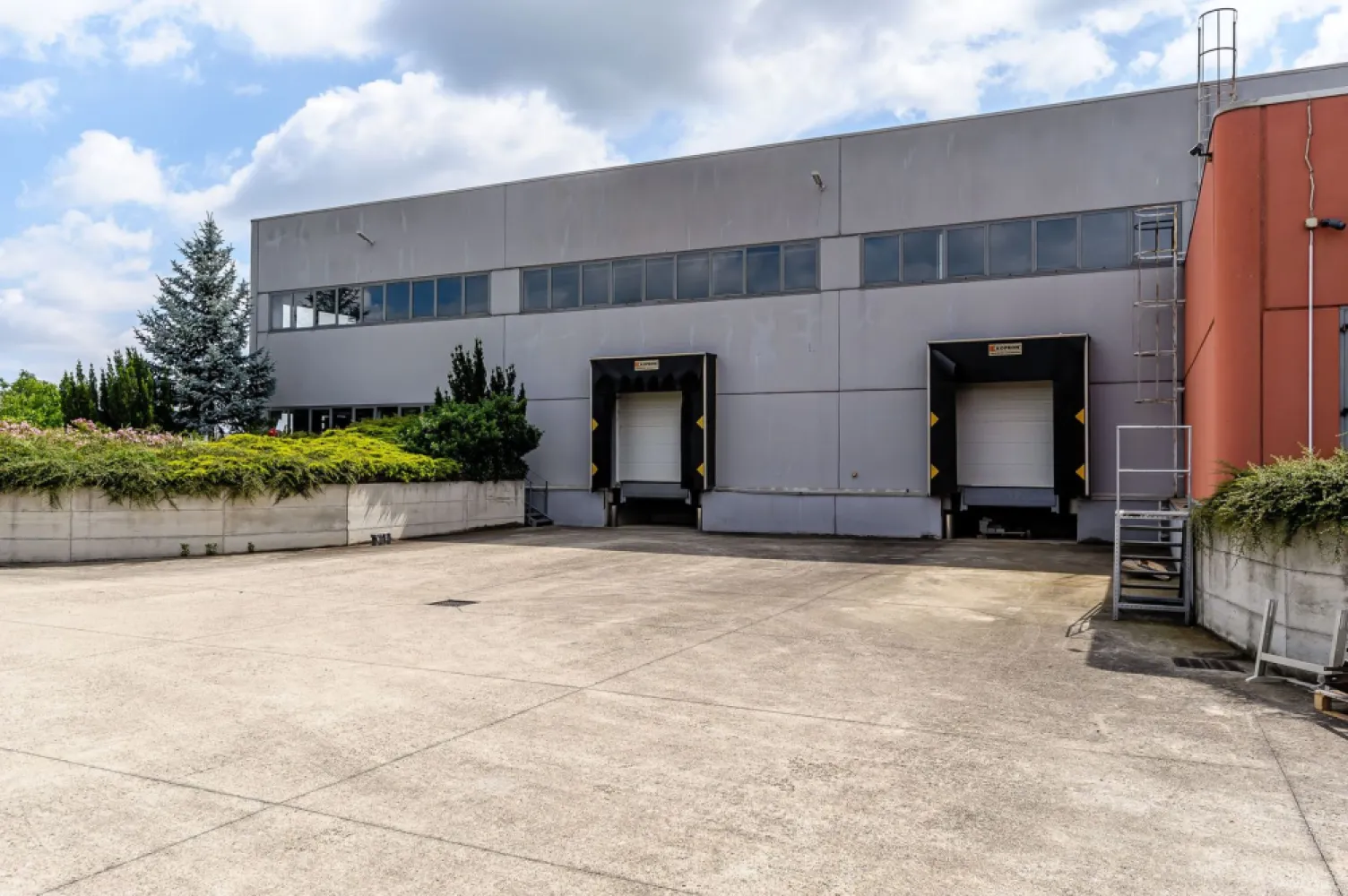 Hală de producție și depozitare cu birouri în Arad