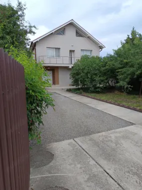 Otopeni central VILA P+1(400mp cu 3 apartamente) si 1000 mp teren