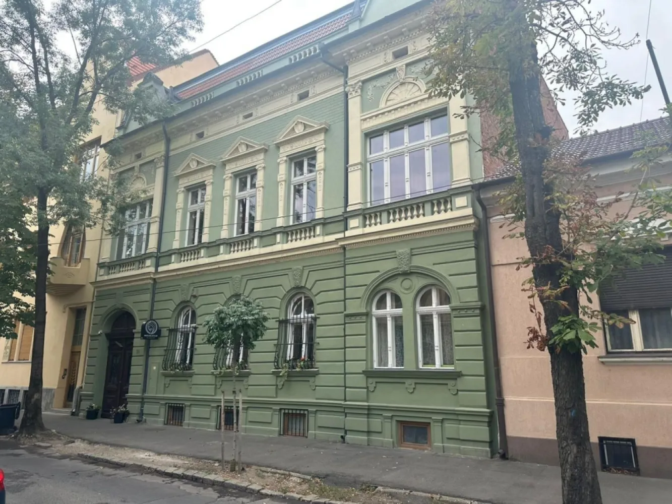 Spatiu comercial situat ultracentral, Pret 310.000 eur neg.comision 0% - Spațiu comercial de vânzare | Ultracentral Oradea | 50 m de Piața Unirii | Comision 0% Immosell.ro vă propune spre vânzare un spațiu comercial dispus pe două niveluri, situat ultracentral în Oradea, la doar 50 m de Piața Unirii — o locație excelentă pentru business, cu trafic pietonal și vizibilitate foarte bună. Compartimentare & suprafețe Spațiul are o suprafață utilă de minimum 100 mp (suprafață construită 121 mp) și este organizat astfel: - Demisol: 3 încăperi, hol/coridor, baie - Parter: open-space generos, baie, chicinetă În prezent, proprietatea funcționează ca salon de înfrumusețare, fiind potrivită și pentru: cabinet/clinicǎ, birouri, showroom, servicii, retail, studio etc. Dotări & utilități - Termoficare (încălzire) - Aer condiționat - Sistem de alarmă Utilități: curent, apă, canalizare, telefon Finisaje: gresie/parchet, iluminat cu spoturi/aplice Contorizare: apometre, contor căldură Imobil: interfon, curte comună, acoperiș Pret 310.000 euro neg. Comision 0% pentru cumpărător. Pentru mai multe informații și programarea unei vizionări, vă rog să mă contactați: Sorin Gligor - 0731 290 032 }}