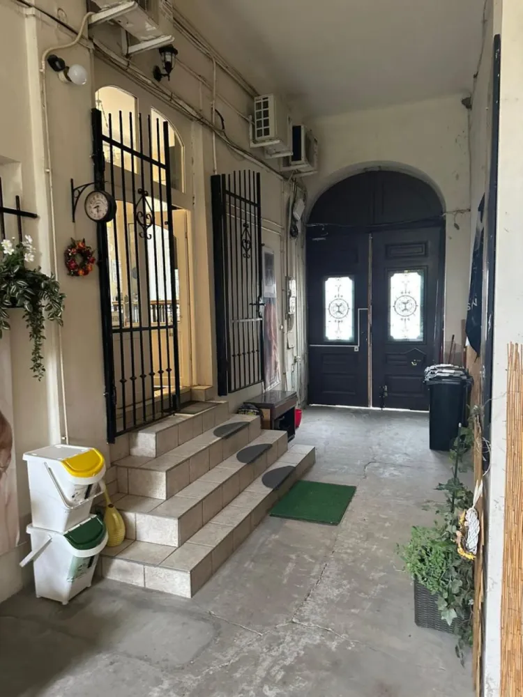 Spatiu comercial situat ultracentral, Pret 310.000 eur neg.comision 0% - Spațiu comercial de vânzare | Ultracentral Oradea | 50 m de Piața Unirii | Comision 0% Immosell.ro vă propune spre vânzare un spațiu comercial dispus pe două niveluri, situat ultracentral în Oradea, la doar 50 m de Piața Unirii — o locație excelentă pentru business, cu trafic pietonal și vizibilitate foarte bună. Compartimentare & suprafețe Spațiul are o suprafață utilă de minimum 100 mp (suprafață construită 121 mp) și este organizat astfel: - Demisol: 3 încăperi, hol/coridor, baie - Parter: open-space generos, baie, chicinetă În prezent, proprietatea funcționează ca salon de înfrumusețare, fiind potrivită și pentru: cabinet/clinicǎ, birouri, showroom, servicii, retail, studio etc. Dotări & utilități - Termoficare (încălzire) - Aer condiționat - Sistem de alarmă Utilități: curent, apă, canalizare, telefon Finisaje: gresie/parchet, iluminat cu spoturi/aplice Contorizare: apometre, contor căldură Imobil: interfon, curte comună, acoperiș Pret 310.000 euro neg. Comision 0% pentru cumpărător. Pentru mai multe informații și programarea unei vizionări, vă rog să mă contactați: Sorin Gligor - 0731 290 032 }}