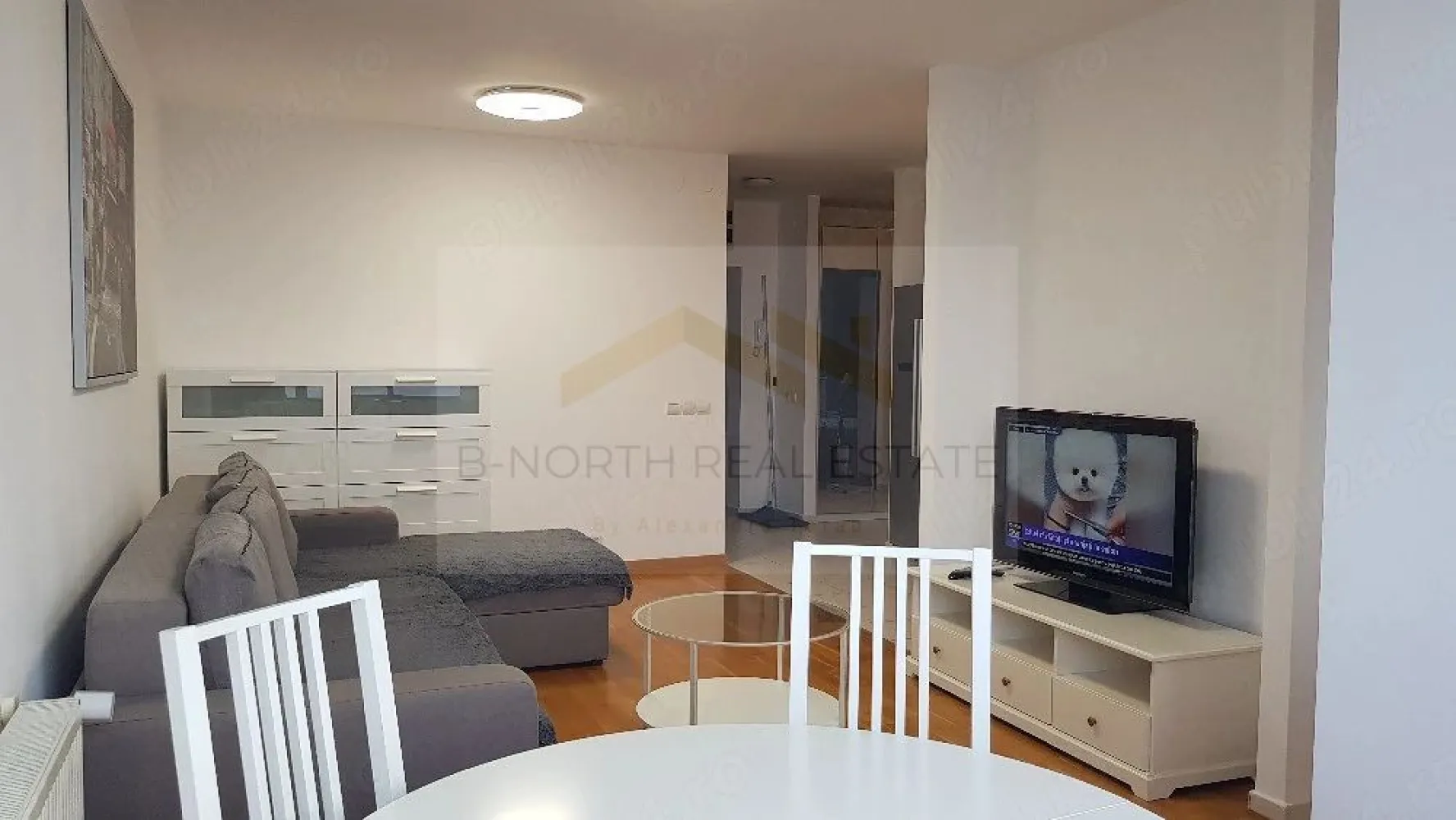 Apartament 2 camere de închiriat | Monaco Towers | Metrou Dimitrie Leonida - B-North Real Estate vă propune spre închiriere un apartament cu 2 camere, situat în complexul rezidențial Monaco Towers, pe Șoseaua Berceni nr. 96, la doar 1-2 minute de mers pe jos de stația de metrou Dimitrie Leonida.
Apartamentul are o suprafață utilă de 63 mp, este amplasat la etajul 13 din 20 și beneficiază de două balcoane, living generos cu bucătărie open-space și finisaje de calitate.

Caracteristici principale:

2 camere
Suprafață utilă: 63 mp
Compartimentare semidecomandată
Etaj 13 din 20
An construcție: 2011
2 balcoane
Living cu bucătărie open-space
Dormitor spațios
Disponibil imediat

Dotări și beneficii:

Aer condiționat LG
Bucătărie complet utilată
Parchet din lemn triplustratificat
Gresie și faianță premium
Tâmplărie Schüco cu geam termopan
Contorizare individuală pentru apă, gaz și căldură
Recepție și pază permanentă 24/7
3 lifturi Schindler
Parcare subterană
Sistem de detectare și stingere incendiu

Avantaje locație:

Monaco Towers – Șoseaua Berceni nr. 96
La 1-2 minute de mers pe jos de metrou Dimitrie Leonida
Stații STB în imediata apropiere
La parterul complexului: Mega Image, sală de fitness, Domino's Pizza și alte spații comerciale
Aproape de Metro, Jumbo, Auchan, Lidl, Kaufland, Selgros, Hornbach și Grand Arena Mall

Preț și condiții:

Chirie: 600 euro/lună
Garanție: o lună de chirie
Perioadă minimă de închiriere: 1 an

Pentru informații suplimentare și programarea unei vizionări, contactați B-North Real Estate.