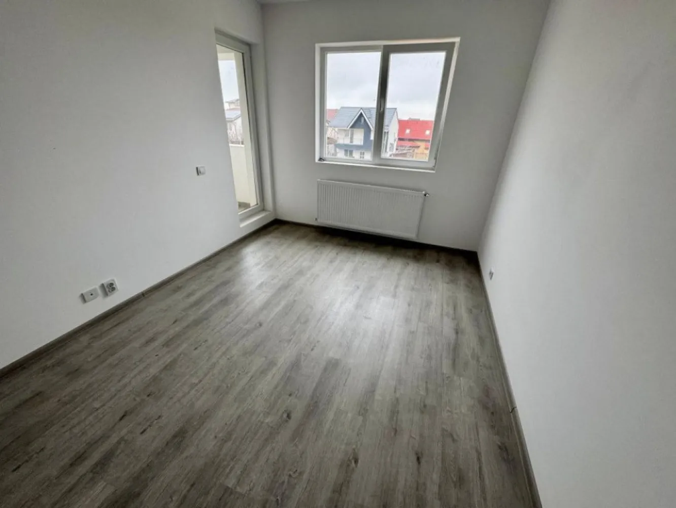 Gars Militari Residence - mutare imediata!! - TVA INCLUS !! Vă prezentăm o garsonieră deosebită, situată în cartierul Militari Residence, într-un bloc modern cu regim de înălțime P+3, poziționat strategic pentru a vă oferi confort și accesibilitate. Detalii proprietate: - Tip: Garsonieră - Locație: Militari Residence Avantaje: - Bloc nou, construit cu materiale de calitate, garantând un standard ridicat de confort. - Poziție excelentă, în imediata apropiere a mijloacelor de transport în comun, pentru o deplasare facilă către orice zonă a orașului. - Acces rapid la instituții educaționale (școli publice), centre comerciale, supermarketuri și mall-uri. - Zonă liniștită, ideală pentru locuit sau investiție. Acum este momentul să achiziționați locuința visurilor dumneavoastră! Contactați-ne pentru mai multe detalii și programarea unei vizionări. }}