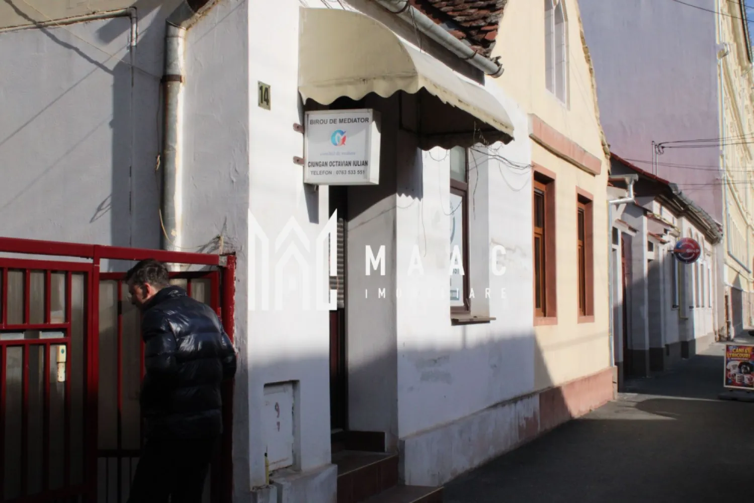 Super ofertă garsoniera cu gradina ultracentral - Garsonieră de Vânzare în Zona Centrală MAAC Imobiliare vă ofera spre vânzare o garsonieră situată pe o stradă centrală, ideală pentru cei care apreciază accesibilitatea și confortul. Detalii proprietate: - Suprafață utilă: spațiu generos, perfect organizat pentru a maximiza confortul. - Baie: baie modernă, dotată cu toate facilitățile necesare. - Bucătărie: bucătărie spațioasă, ideală pentru gătit, cu suficiente locuri de depozitare. - Teren: 150 mp teren aferent, oferind oportunități pentru amenajări exterioare sau un mic loc de relaxare. Terenul beneficiaza de PUZ pentru constructie P+3. Avantaje: Poziție centrală, aproape de toate facilitățile necesare (magazine, transport în comun, restaurante). Acces ușor la principalele atracții ale orașului. Potențial de închiriere excelent datorită locației. Preț: [Introduceți prețul] Pentru mai multe detalii precizati telefonic ca ati vazut anuntul cu ID CP2922568. }}