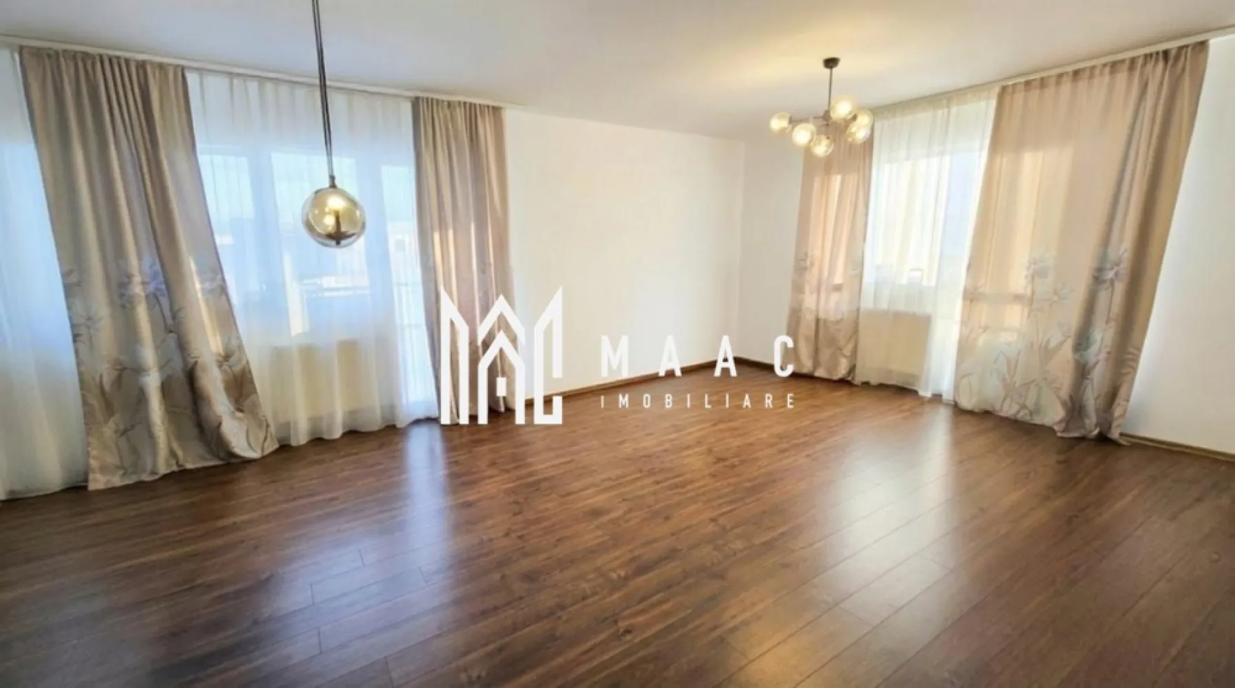 Apartament 3 camere | 93 mp utili+29mp terasa | Zona liniștită – Piata Rahovei - MAAC Imobiliare vă propune spre vânzare un apartament spațios și luminos, situat în una dintre cele mai bine cotate și liniștite zone ale Sibiului – Piața Rahovei, amplasat la etajul 3 al unui bloc nou, construcție 2023, realizat integral din beton monolit, cu regim de înălțime P+10, dotat cu 2 lifturi, parcare subterană și adăpost antiatomic. Apartamentul are o suprafață utilă de 93 mp, la care se adaugă o terasă generoasă de 23 mp și două balcoane de câte 3 mp fiecare, oferind o priveliște spectaculoasă către lanțul muntos. Compartimentarea este excelentă, cu un living de dimensiuni ample, iar fiecare cameră beneficiază de acces direct la terasă sau balcon. Compartimentare: -hol intrare: 3,4 mp -debara: 1,0 mp -loc de luat masa: 10,6 mp -cameră de zi: 30,8 mp -bucătărie: 9,7 mp -cămară: 0,6 mp -WC: 2,7 mp -dormitor matrimonial: 14,6 mp -sas: 3,6 mp -baie: 4,1 mp -dormitor: 11,4 mp Avantaje majore: -3 camere decomandate -2 băi, ambele dotate cu duș -terasă de 23 mp și 2 balcoane -acces exterior din fiecare cameră -bloc solid din beton, izolat termic -2 lifturi și casă a scării spațioasă -spații de depozitare la demisol -adăpost antiatomic -posibilitate achiziționare parcare subterană Finisaje și dotări: -ușă de intrare metalică -uși interioare celulare -tâmplărie PVC -pereți finisați cu vopsea lavabilă și faianță -pardoseli din parchet rezistent la apă și trafic intens, gresie în bucătărie și băi -contorizare separată pentru apă, căldură și curent Utilități: -curent electric -apă -canalizare -CATV -fibră optică -interfon și supraveghere video -parcare privată delimitată cu bariere Zona oferă acces rapid către piața agroalimentară Piața Rahovei, școală, grădiniță, farmacii, magazine diverse și Supeco, la aproximativ 10 minute de centrul comercial Șelimbăr și la 2 minute de stația de autobuz, fiind o zonă foarte bine cotată și liniștită. Apartamentul se vinde nemobilat și neutilat, predat la stadiul de cheie, ideal pentru amenajare după propriul gust. Pentru mai multe detalii și programarea unei vizionări vă rugăm să menționați la telefon numărul CP2898570. }}