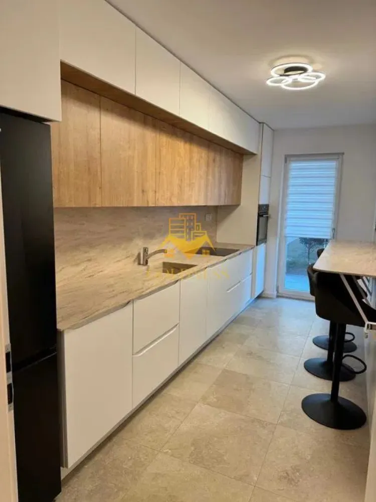 2 camere, modern, bloc nou, terasa, garaj, Iris,Zona Auchan,Elite City - GOLDNESS Imobiliare vă propune spre închiriere un apartament cu 2 camere complet mobilat și utilat, la parter într-un imobil de 7 etaje, în Cartierul Iris. Dispune de loc de parcare subterana! Se află în apropierea stațiilor de transport în comun, magazine, restaurante, spații verzi, farmacii, etc. Apartamentul este compartimentat astfel: - dormitor cu pat matrimonial, dressing, noptiere - living cu canapea extensibila, spatiu pentru depozitare TV, masuta cafea - bucatarie complet mobilata, utilata, loc de luat masa - baie cu cabina de dus, calorifer port prosop și dulap pentru depozitare. - terasa de 10 mp. Imobilul este dotat cu toate cele necesare- centrală proprie, frigider, aragaz, hotă, mașină de spălat haine, etc. Dacă sunteți interesați de acest apartament și doriți să îl vizionați, dar și pentru alte oferte nu ezitați să ne contactați telefonic sau prin e-mail. Vă stăm la dispoziție! Pentru intermediere se percepe un comision de 50% din prețul chiriei! }}