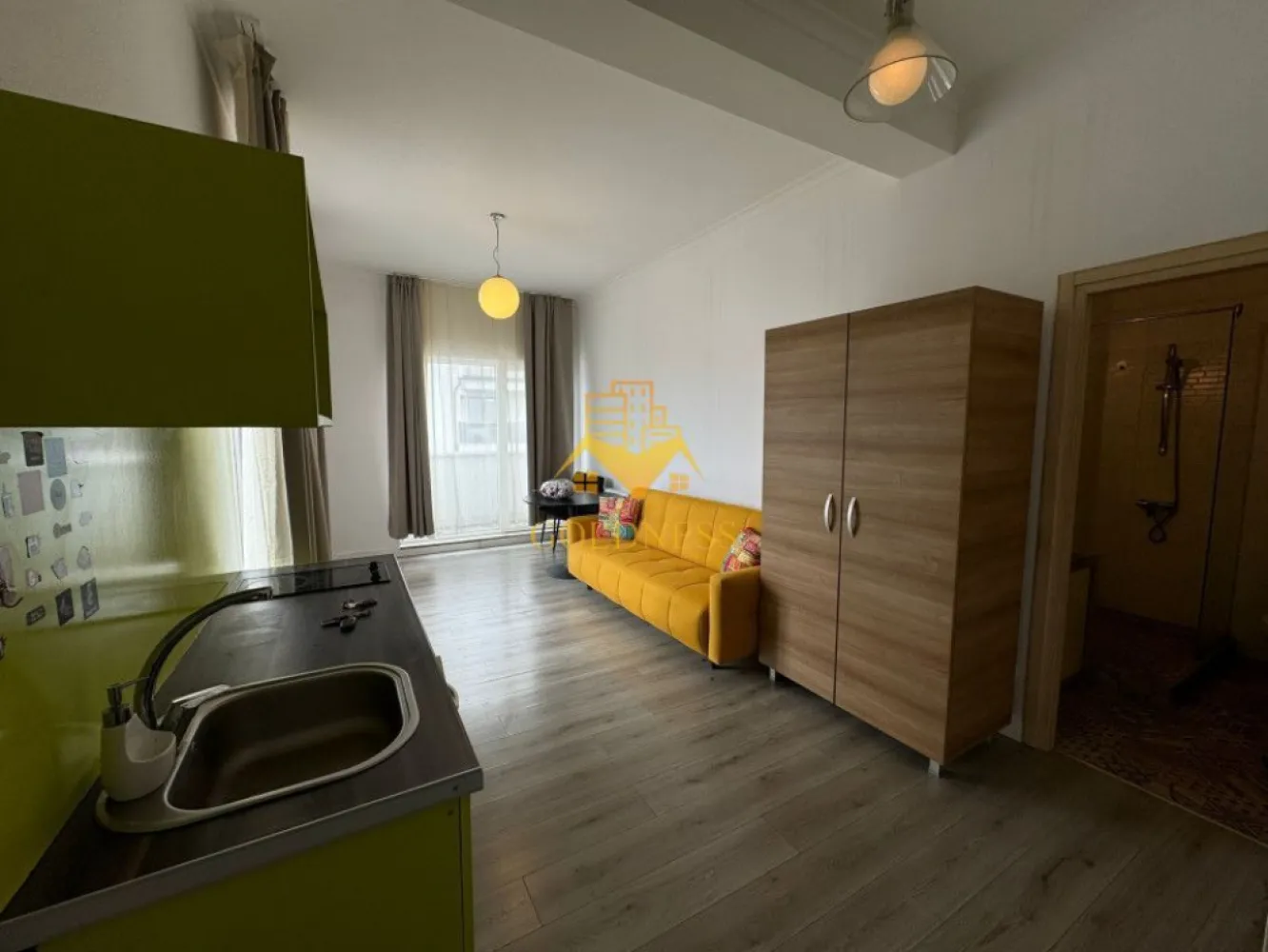 o camera, modern, bloc nou, Marasti zona Groapa Marasti - GOLDNESS Imobiliare vă propune spre închiriere un apartament cu 1 camere complet mobilat și utilat, la etajul 3 într-un imobil de 3 etaje, în cartierul Marasti. Apartamentul este compartimentat astfel: - living cu bucatarie open space, canapea extenbila, loc de luat masa - baie cu cabina de dus, spatiu pentru depozitare, calorifer port prosop Imobilul este dotat cu toate cele necesare- centrală proprie, mașină de spălat haine, frigider, plită electrică, hotă, etc. Terasa de 15 mp Se află în apropierea stațiilor de transport în comun, magazine, restaurante, spații verzi, farmacii, etc. Posibilitate de parcare in zona ! Dacă sunteți interesați de acest apartament și doriți să îl vizionați, dar și pentru alte oferte sau detalii nu ezitați să ne contactați telefonic sau prin e-mail. Vă stăm la dispoziție! }}