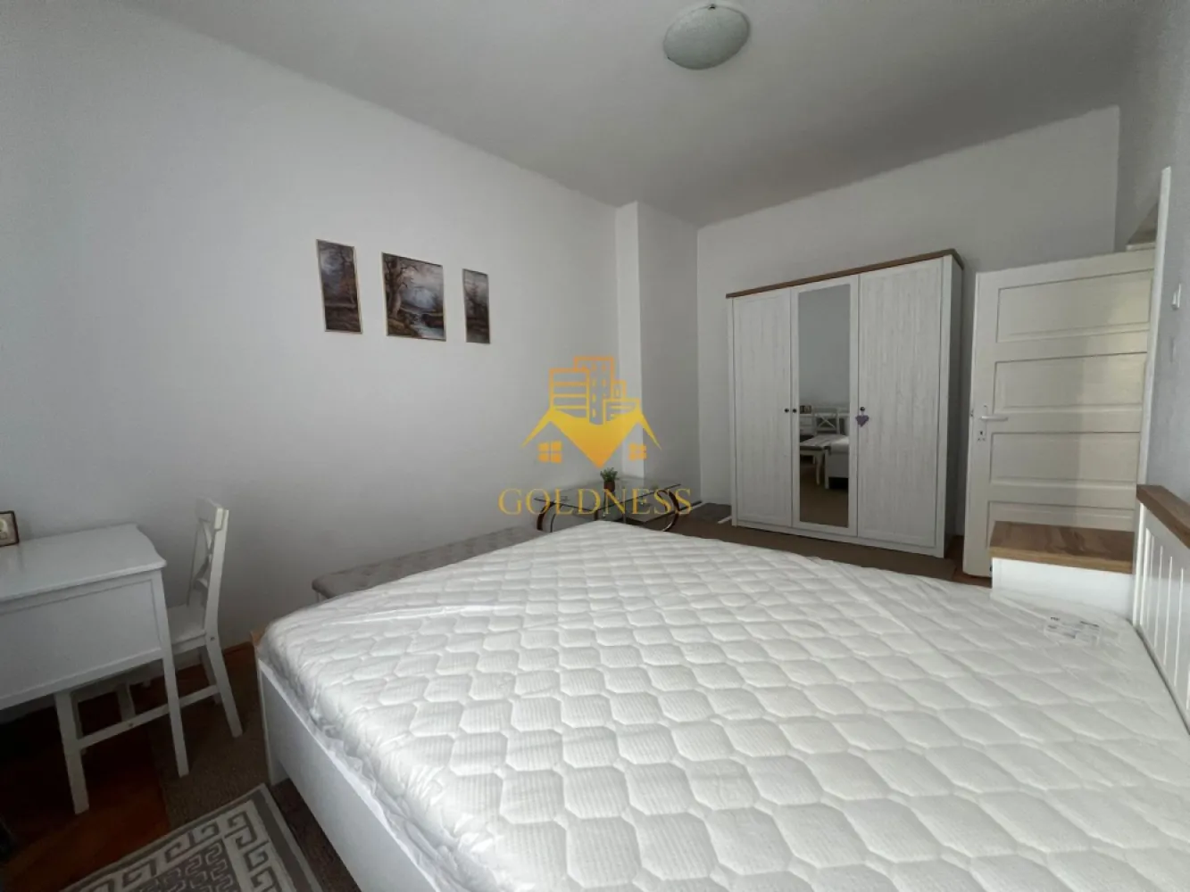 1 camera, Zona Semicentrala,Cipariu, Fac. de Drept, Traian Mosoiu - GOLDNESS Imobiliare vă propune spre închiriere un apartament cu 2 camere complet mobilat și utilat, la etajul 2 într-un imobil de 4 etaje, în Zona Semicentrala, in apropiere de Cipariu si Facultatea de Drept, str Aurel Suciu. Se află în apropierea stațiilor de transport în comun, magazine, restaurante, spații verzi, farmacii, etc. Apartamentul este compartimentat astfel: - dormitor cu pat matrimonial, dressing, noptiere - bucatarie complet utilată și mobilată, loc de servit masa - baie cu cabina de dus, calorifer port prosop și dulap pentru depozitare. Imobilul este dotat cu toate cele necesare- centrală proprie, frigider, aragaz, hotă, mașină de spălat haine, etc. Dacă sunteți interesați de acest apartament și doriți să îl vizionați, dar și pentru alte oferte nu ezitați să ne contactați telefonic sau prin e-mail. Vă stăm la dispoziție! Pentru intermediere se percepe un comision de 50% din prețul chiriei! }}