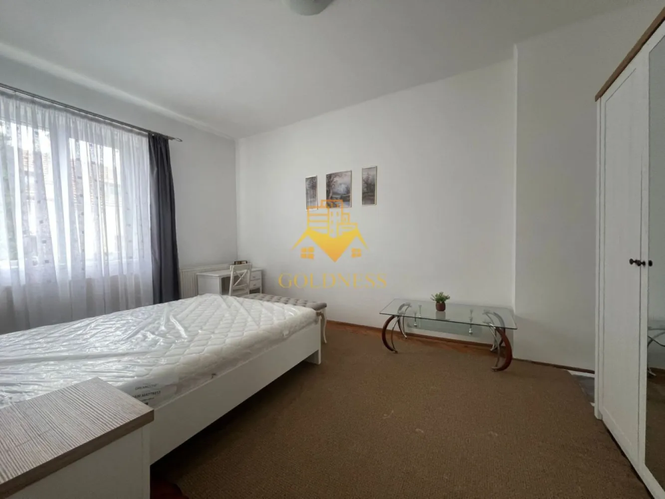 1 camera, Zona Semicentrala,Cipariu, Fac. de Drept, Traian Mosoiu - GOLDNESS Imobiliare vă propune spre închiriere un apartament cu 2 camere complet mobilat și utilat, la etajul 2 într-un imobil de 4 etaje, în Zona Semicentrala, in apropiere de Cipariu si Facultatea de Drept, str Aurel Suciu. Se află în apropierea stațiilor de transport în comun, magazine, restaurante, spații verzi, farmacii, etc. Apartamentul este compartimentat astfel: - dormitor cu pat matrimonial, dressing, noptiere - bucatarie complet utilată și mobilată, loc de servit masa - baie cu cabina de dus, calorifer port prosop și dulap pentru depozitare. Imobilul este dotat cu toate cele necesare- centrală proprie, frigider, aragaz, hotă, mașină de spălat haine, etc. Dacă sunteți interesați de acest apartament și doriți să îl vizionați, dar și pentru alte oferte nu ezitați să ne contactați telefonic sau prin e-mail. Vă stăm la dispoziție! Pentru intermediere se percepe un comision de 50% din prețul chiriei! }}