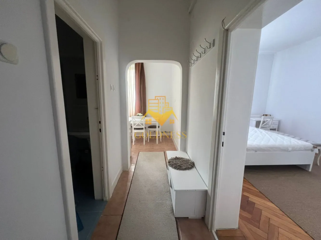 1 camera, Zona Semicentrala,Cipariu, Fac. de Drept, Traian Mosoiu - GOLDNESS Imobiliare vă propune spre închiriere un apartament cu 2 camere complet mobilat și utilat, la etajul 2 într-un imobil de 4 etaje, în Zona Semicentrala, in apropiere de Cipariu si Facultatea de Drept, str Aurel Suciu. Se află în apropierea stațiilor de transport în comun, magazine, restaurante, spații verzi, farmacii, etc. Apartamentul este compartimentat astfel: - dormitor cu pat matrimonial, dressing, noptiere - bucatarie complet utilată și mobilată, loc de servit masa - baie cu cabina de dus, calorifer port prosop și dulap pentru depozitare. Imobilul este dotat cu toate cele necesare- centrală proprie, frigider, aragaz, hotă, mașină de spălat haine, etc. Dacă sunteți interesați de acest apartament și doriți să îl vizionați, dar și pentru alte oferte nu ezitați să ne contactați telefonic sau prin e-mail. Vă stăm la dispoziție! Pentru intermediere se percepe un comision de 50% din prețul chiriei! }}
