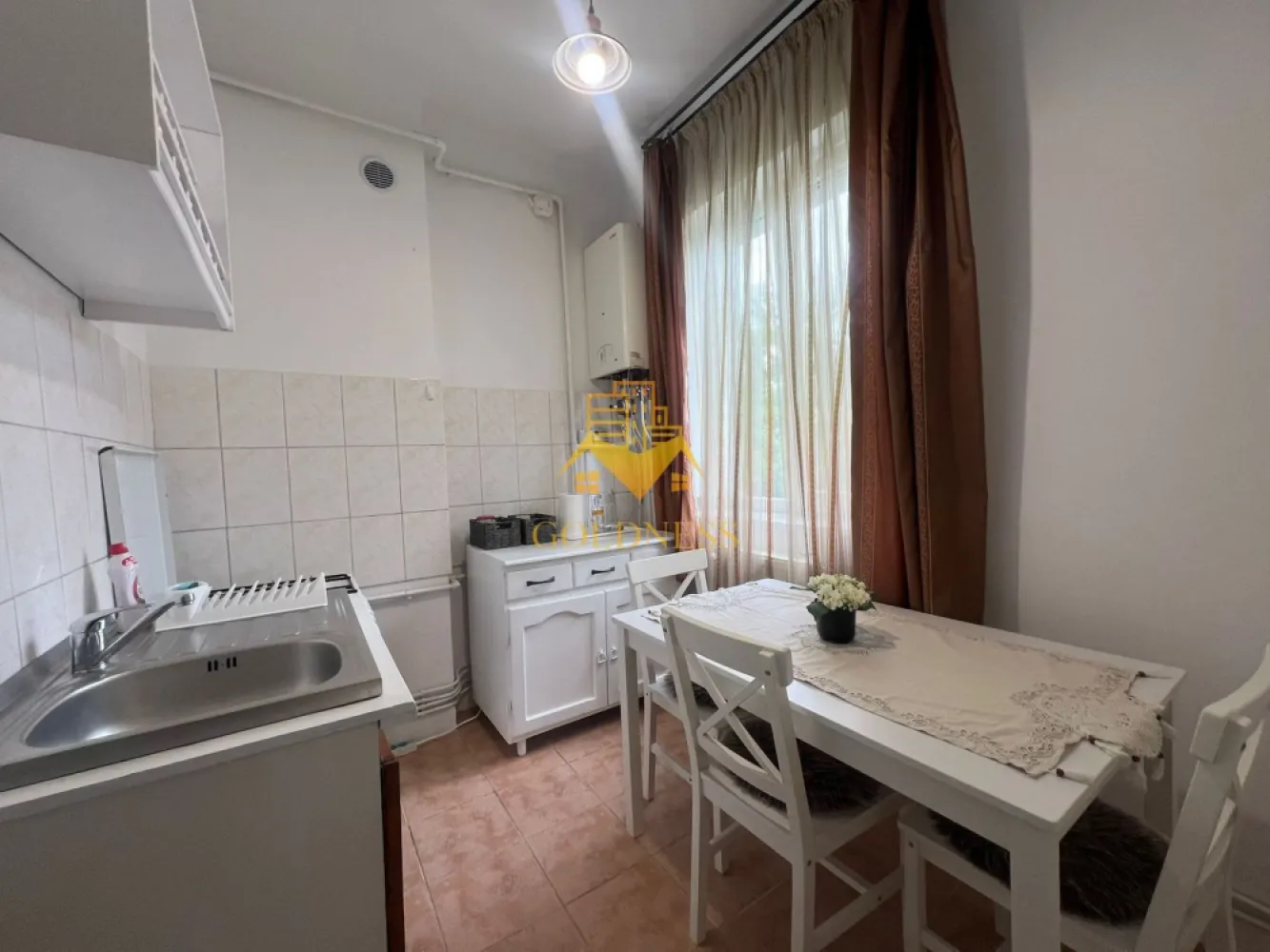 1 camera, Zona Semicentrala,Cipariu, Fac. de Drept, Traian Mosoiu - GOLDNESS Imobiliare vă propune spre închiriere un apartament cu 2 camere complet mobilat și utilat, la etajul 2 într-un imobil de 4 etaje, în Zona Semicentrala, in apropiere de Cipariu si Facultatea de Drept, str Aurel Suciu. Se află în apropierea stațiilor de transport în comun, magazine, restaurante, spații verzi, farmacii, etc. Apartamentul este compartimentat astfel: - dormitor cu pat matrimonial, dressing, noptiere - bucatarie complet utilată și mobilată, loc de servit masa - baie cu cabina de dus, calorifer port prosop și dulap pentru depozitare. Imobilul este dotat cu toate cele necesare- centrală proprie, frigider, aragaz, hotă, mașină de spălat haine, etc. Dacă sunteți interesați de acest apartament și doriți să îl vizionați, dar și pentru alte oferte nu ezitați să ne contactați telefonic sau prin e-mail. Vă stăm la dispoziție! Pentru intermediere se percepe un comision de 50% din prețul chiriei! }}
