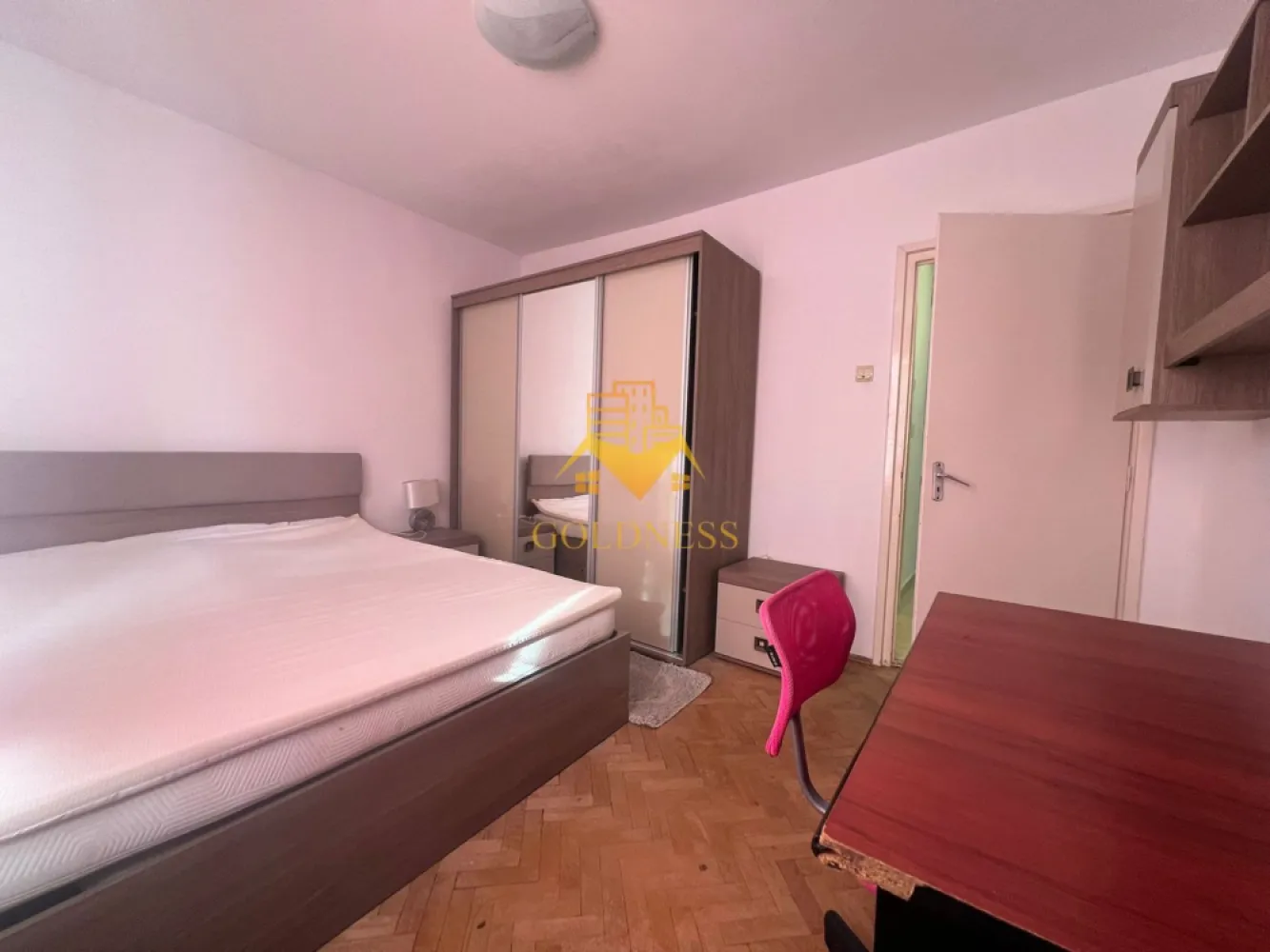 2 camere decomandate, Gheorgheni, FSEGA,Unirii, Iulius Mall, Lidl - GOLDNESS Imobiliare vă propune spre închiriere un apartament cu 2 camere decomandate complet mobilat și utilat, la etajul 1 într-un imobil de 10 etaje, în Cartierul Gheorgheni, Str. Unirii, in apropiere de Iulius Mall si FSEGA . Se află în apropierea stațiilor de transport în comun, magazine, restaurante, spații verzi, farmacii, etc. Apartamentul este compartimentat astfel: - dormitor cu pat matrimonial, dressing, noptiere - dormitor cu o canapea extensibila, dressing, noptiere - bucatarie complet utilată și mobilată, loc de servit masa - baie cu cada, calorifer port prosop și dulap pentru depozitare. - 2 balcoane de aprox. 5 mp fiecare . Imobilul este dotat cu toate cele necesare- centrală pe bloc(termoficare), frigider, aragaz, mașină de spălat haine, etc. Dacă sunteți interesați de acest apartament și doriți să îl vizionați, dar și pentru alte oferte nu ezitați să ne contactați telefonic sau prin e-mail. Vă stăm la dispoziție! Pentru intermediere se percepe un comision de 50% din prețul chiriei! }}