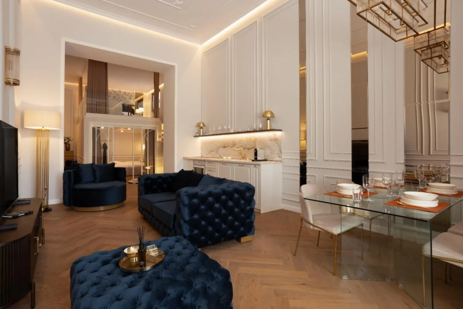 Apartament de lux cu 2 camere Ultracentral - Apartament de lux cu 2 camere | Ultracentral | Clădire istorică de excepție | Investiție ideală

Vrei să trăiești sau să investești într-una dintre cele mai frumoase clădiri istorice de pe Bulevardul Revoluției?
Această proprietate unică îmbină farmecul arhitectural clasic cu cele mai moderne finisaje – un spațiu elegant, gata să îți aducă confort sau profit, în funcție de ce îți dorești.

Detalii apartament

Suprafață utilă: 86 mp
Compartimentare modernă:
Hol primitor
Living open-space cu bucătărie complet utilată
Dormitor matrimonial
Nișă de dormit la etaj 
Baie cu duș walk-in

 Dotări premium
Renovare completă în 2024
Centrală proprie pe gaz
Încălzire în pardoseală
Aer condiționat
Mobilier și electrocasnice de calitate superioară

Priveliste superbă și locație de top
Apartamentul este situat la etajul superior, cu vedere panoramică către Bulevardul Revoluției – inima orașului.

Parcare fără stres
Clădirea beneficiază de curte interioară spațioasă, cu locuri de parcare pentru proprietari.

Investiție excelentă

 Ideal pentru locuit
 Perfect pentru închiriere în regim hotelier (Airbnb/Booking)
 Zonă ultracentrală cu cerere ridicată – randament garantat

 Contactează-ne acum pentru mai multe detalii și o vizionare privată!

Almira Boboc - Consultant Imobiliar PropertyLab
Telefon 0745 06 93 93
Email almira.boboc@propertylab.ro

Alexandra Valea - Consultant Imobiliar PropertyLab 
Telefon 0746 756 071
Email alexandra.valea@propertylab.ro

Cod Proprietate 1036057