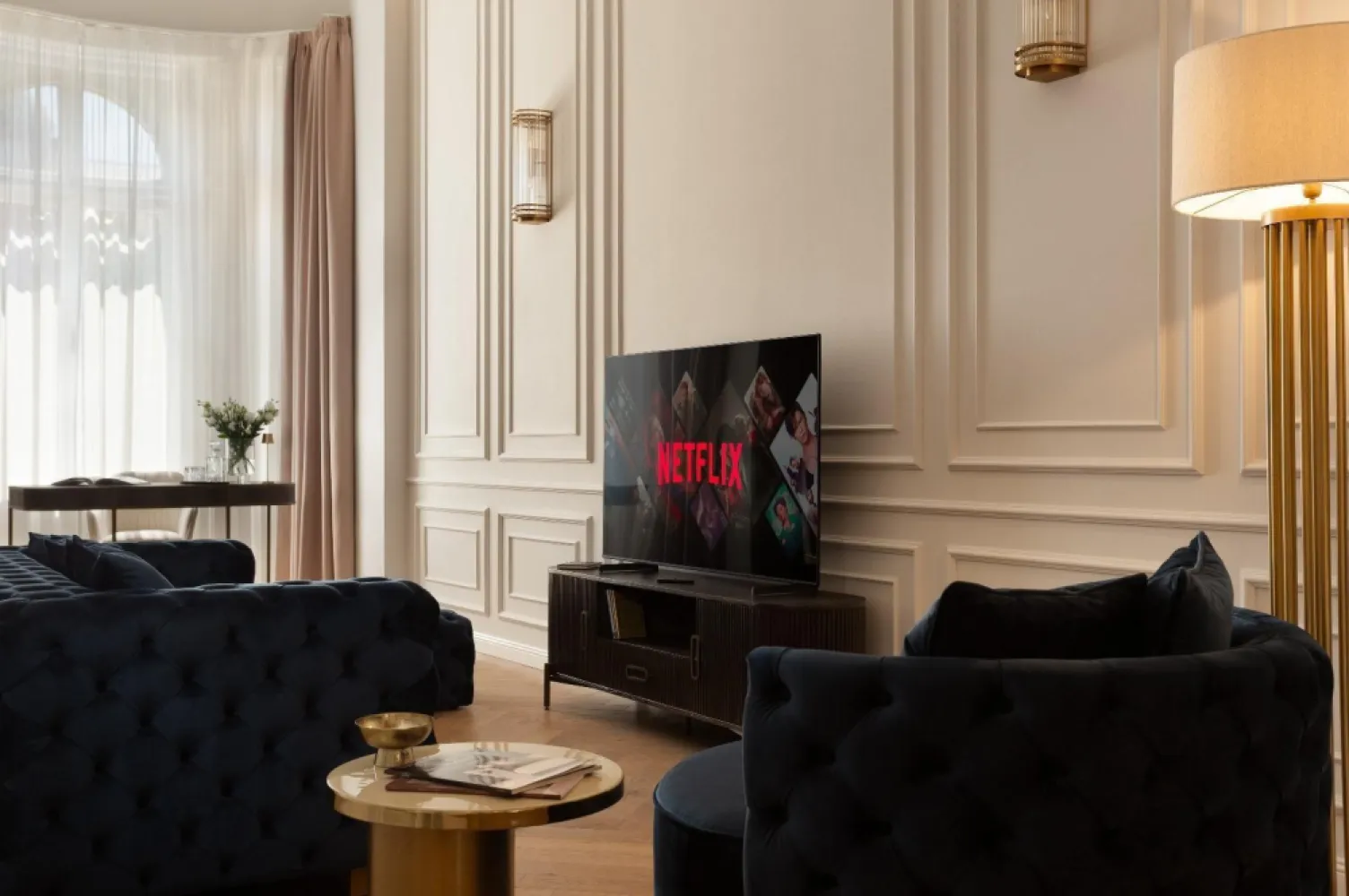 Apartament de lux cu 2 camere Ultracentral - Apartament de lux cu 2 camere | Ultracentral | Clădire istorică de excepție | Investiție ideală

Vrei să trăiești sau să investești într-una dintre cele mai frumoase clădiri istorice de pe Bulevardul Revoluției?
Această proprietate unică îmbină farmecul arhitectural clasic cu cele mai moderne finisaje – un spațiu elegant, gata să îți aducă confort sau profit, în funcție de ce îți dorești.

Detalii apartament

Suprafață utilă: 86 mp
Compartimentare modernă:
Hol primitor
Living open-space cu bucătărie complet utilată
Dormitor matrimonial
Nișă de dormit la etaj 
Baie cu duș walk-in

 Dotări premium
Renovare completă în 2024
Centrală proprie pe gaz
Încălzire în pardoseală
Aer condiționat
Mobilier și electrocasnice de calitate superioară

Priveliste superbă și locație de top
Apartamentul este situat la etajul superior, cu vedere panoramică către Bulevardul Revoluției – inima orașului.

Parcare fără stres
Clădirea beneficiază de curte interioară spațioasă, cu locuri de parcare pentru proprietari.

Investiție excelentă

 Ideal pentru locuit
 Perfect pentru închiriere în regim hotelier (Airbnb/Booking)
 Zonă ultracentrală cu cerere ridicată – randament garantat

 Contactează-ne acum pentru mai multe detalii și o vizionare privată!

Almira Boboc - Consultant Imobiliar PropertyLab
Telefon 0745 06 93 93
Email almira.boboc@propertylab.ro

Alexandra Valea - Consultant Imobiliar PropertyLab 
Telefon 0746 756 071
Email alexandra.valea@propertylab.ro

Cod Proprietate 1036057