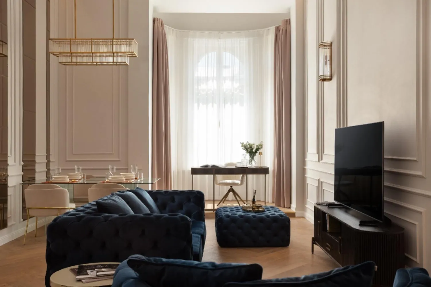 Apartament de lux cu 2 camere Ultracentral - Apartament de lux cu 2 camere | Ultracentral | Clădire istorică de excepție | Investiție ideală

Vrei să trăiești sau să investești într-una dintre cele mai frumoase clădiri istorice de pe Bulevardul Revoluției?
Această proprietate unică îmbină farmecul arhitectural clasic cu cele mai moderne finisaje – un spațiu elegant, gata să îți aducă confort sau profit, în funcție de ce îți dorești.

Detalii apartament

Suprafață utilă: 86 mp
Compartimentare modernă:
Hol primitor
Living open-space cu bucătărie complet utilată
Dormitor matrimonial
Nișă de dormit la etaj 
Baie cu duș walk-in

 Dotări premium
Renovare completă în 2024
Centrală proprie pe gaz
Încălzire în pardoseală
Aer condiționat
Mobilier și electrocasnice de calitate superioară

Priveliste superbă și locație de top
Apartamentul este situat la etajul superior, cu vedere panoramică către Bulevardul Revoluției – inima orașului.

Parcare fără stres
Clădirea beneficiază de curte interioară spațioasă, cu locuri de parcare pentru proprietari.

Investiție excelentă

 Ideal pentru locuit
 Perfect pentru închiriere în regim hotelier (Airbnb/Booking)
 Zonă ultracentrală cu cerere ridicată – randament garantat

 Contactează-ne acum pentru mai multe detalii și o vizionare privată!

Almira Boboc - Consultant Imobiliar PropertyLab
Telefon 0745 06 93 93
Email almira.boboc@propertylab.ro

Alexandra Valea - Consultant Imobiliar PropertyLab 
Telefon 0746 756 071
Email alexandra.valea@propertylab.ro

Cod Proprietate 1036057