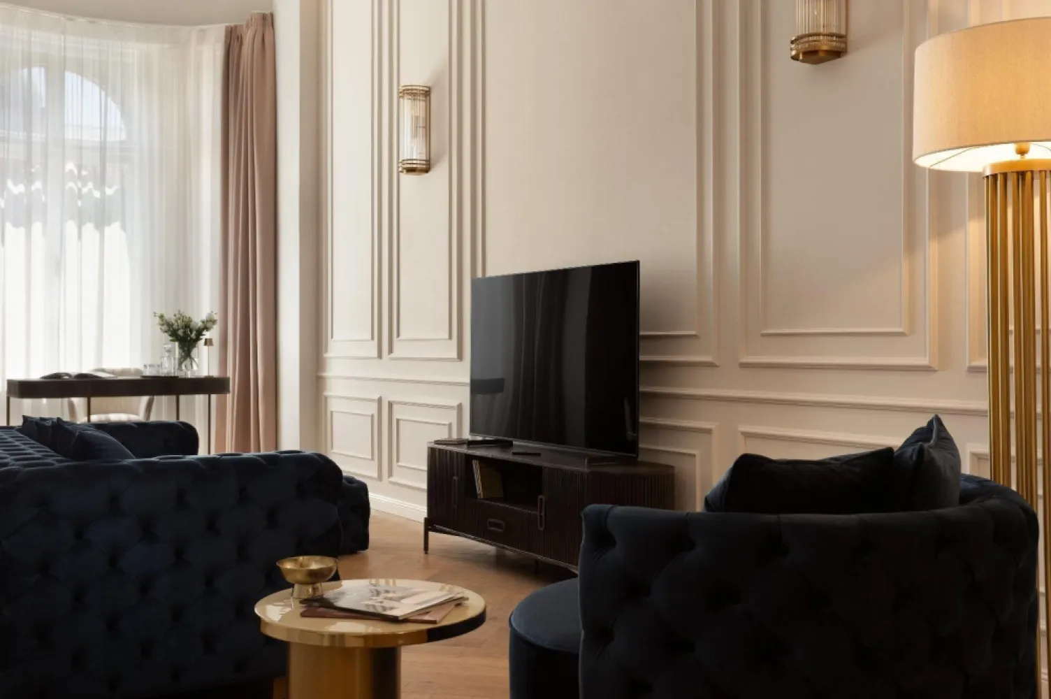 Apartament de lux cu 2 camere Ultracentral - Apartament de lux cu 2 camere | Ultracentral | Clădire istorică de excepție | Investiție ideală

Vrei să trăiești sau să investești într-una dintre cele mai frumoase clădiri istorice de pe Bulevardul Revoluției?
Această proprietate unică îmbină farmecul arhitectural clasic cu cele mai moderne finisaje – un spațiu elegant, gata să îți aducă confort sau profit, în funcție de ce îți dorești.

Detalii apartament

Suprafață utilă: 86 mp
Compartimentare modernă:
Hol primitor
Living open-space cu bucătărie complet utilată
Dormitor matrimonial
Nișă de dormit la etaj 
Baie cu duș walk-in

 Dotări premium
Renovare completă în 2024
Centrală proprie pe gaz
Încălzire în pardoseală
Aer condiționat
Mobilier și electrocasnice de calitate superioară

Priveliste superbă și locație de top
Apartamentul este situat la etajul superior, cu vedere panoramică către Bulevardul Revoluției – inima orașului.

Parcare fără stres
Clădirea beneficiază de curte interioară spațioasă, cu locuri de parcare pentru proprietari.

Investiție excelentă

 Ideal pentru locuit
 Perfect pentru închiriere în regim hotelier (Airbnb/Booking)
 Zonă ultracentrală cu cerere ridicată – randament garantat

 Contactează-ne acum pentru mai multe detalii și o vizionare privată!

Almira Boboc - Consultant Imobiliar PropertyLab
Telefon 0745 06 93 93
Email almira.boboc@propertylab.ro

Alexandra Valea - Consultant Imobiliar PropertyLab 
Telefon 0746 756 071
Email alexandra.valea@propertylab.ro

Cod Proprietate 1036057