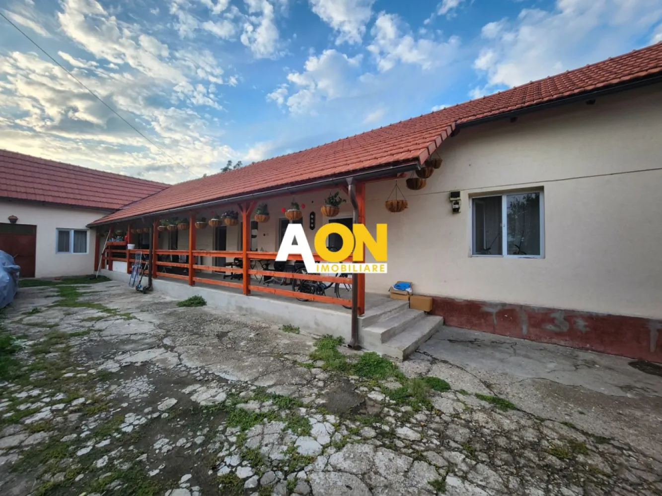 De vanzare casa 4 camere, 450mp teren, Oarda de Jos - AON Imobiliare vă propune spre vanzare casa individuala SP+P, pozitie centrala, situata în Oarda de Jos, Alba Iulia. Această locuință este o constructie veche, reabilitata termic la exterior si acoperisul este nou. 
• Casa este compusa din 3 domitoare, 1 living, 2 bai, o bucatarie si terasa pe toata lungimea casei.
Caracteristici suplimentare:
• Suprafața construită: 133 mp
• Suprafața terenului: 450 mp, cu o deschidere de 13 ml
• Încălzire prin calorifere, cu centrală pe gaz, iar una dintre camere are si teracota, exista si aer conditionat pentru zilele calduroase
• Curte amenajată pentru momente de relaxare în aer liber.
Proprietatea este disponibilă imediat.
Nu ratați ocazia de a locui într-o zonă liniștită și bine conectată la facilități.
Pret: 150.000 euro usor negociabil.
ID intern: CP2709140
