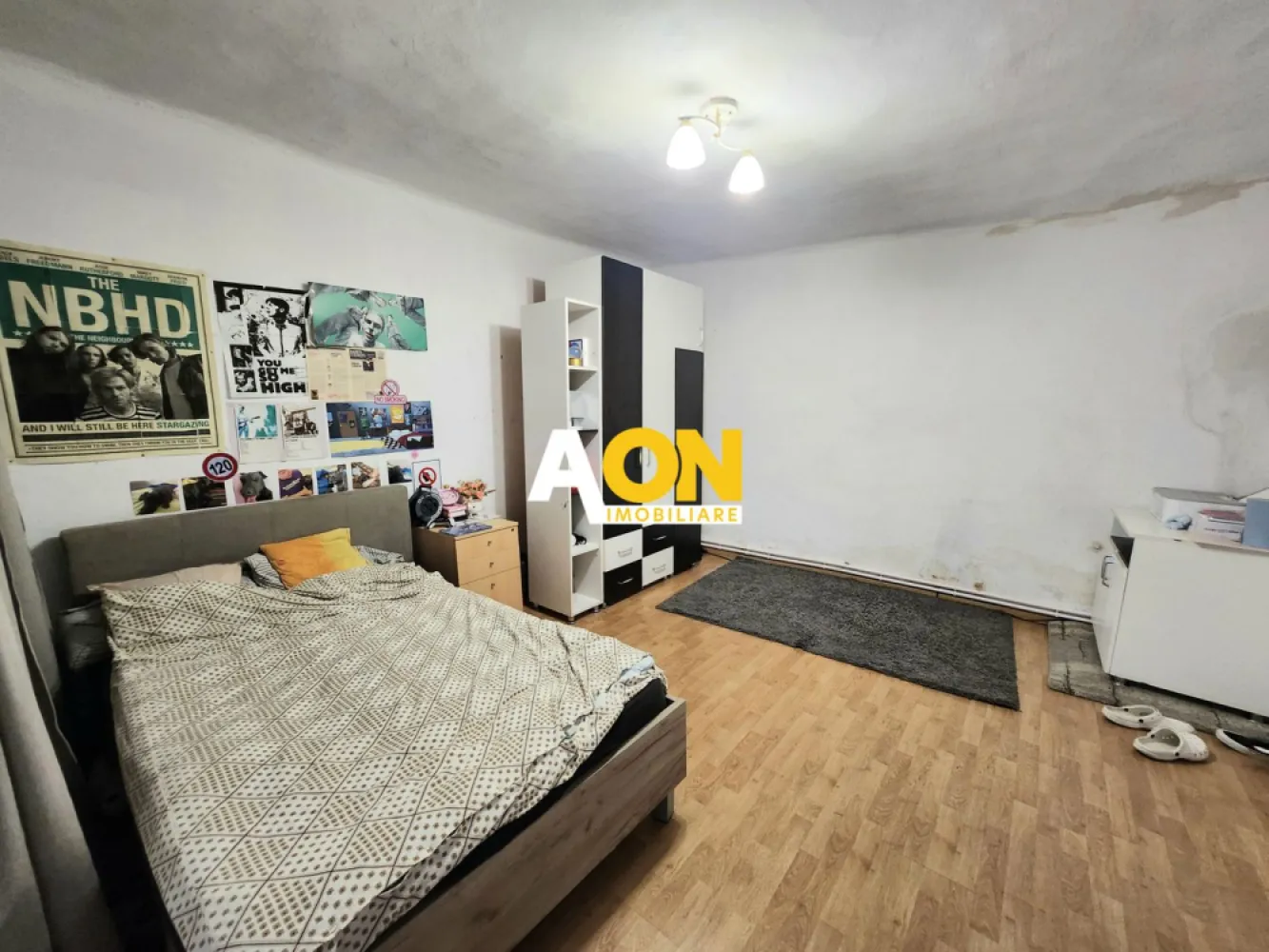De vanzare casa 4 camere, 450mp teren, Oarda de Jos - AON Imobiliare vă propune spre vanzare casa individuala SP+P, pozitie centrala, situata în Oarda de Jos, Alba Iulia. Această locuință este o constructie veche, reabilitata termic la exterior si acoperisul este nou. 
• Casa este compusa din 3 domitoare, 1 living, 2 bai, o bucatarie si terasa pe toata lungimea casei.
Caracteristici suplimentare:
• Suprafața construită: 133 mp
• Suprafața terenului: 450 mp, cu o deschidere de 13 ml
• Încălzire prin calorifere, cu centrală pe gaz, iar una dintre camere are si teracota, exista si aer conditionat pentru zilele calduroase
• Curte amenajată pentru momente de relaxare în aer liber.
Proprietatea este disponibilă imediat.
Nu ratați ocazia de a locui într-o zonă liniștită și bine conectată la facilități.
Pret: 150.000 euro usor negociabil.
ID intern: CP2709140