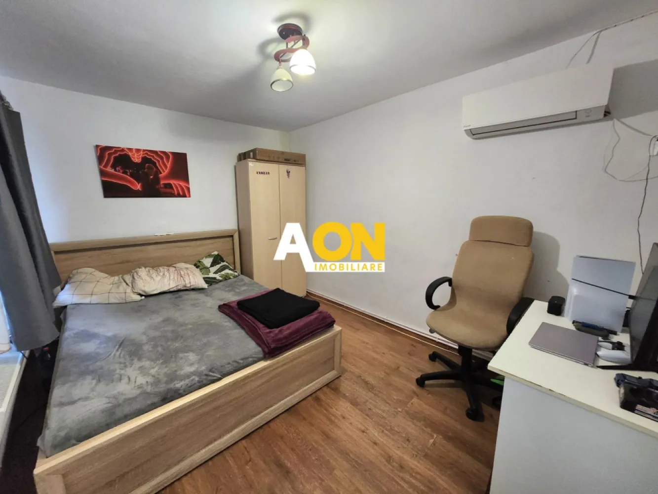 De vanzare casa 4 camere, 450mp teren, Oarda de Jos - AON Imobiliare vă propune spre vanzare casa individuala SP+P, pozitie centrala, situata în Oarda de Jos, Alba Iulia. Această locuință este o constructie veche, reabilitata termic la exterior si acoperisul este nou. 
• Casa este compusa din 3 domitoare, 1 living, 2 bai, o bucatarie si terasa pe toata lungimea casei.
Caracteristici suplimentare:
• Suprafața construită: 133 mp
• Suprafața terenului: 450 mp, cu o deschidere de 13 ml
• Încălzire prin calorifere, cu centrală pe gaz, iar una dintre camere are si teracota, exista si aer conditionat pentru zilele calduroase
• Curte amenajată pentru momente de relaxare în aer liber.
Proprietatea este disponibilă imediat.
Nu ratați ocazia de a locui într-o zonă liniștită și bine conectată la facilități.
Pret: 150.000 euro usor negociabil.
ID intern: CP2709140