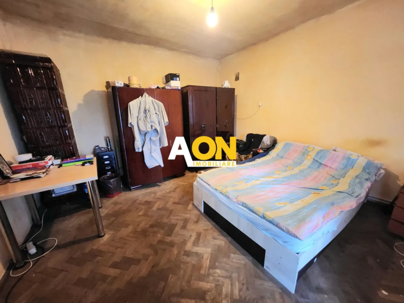 De vanzare casa 4 camere, 450mp teren, Oarda de Jos - AON Imobiliare vă propune spre vanzare casa individuala SP+P, pozitie centrala, situata în Oarda de Jos, Alba Iulia. Această locuință este o constructie veche, reabilitata termic la exterior si acoperisul este nou. 
• Casa este compusa din 3 domitoare, 1 living, 2 bai, o bucatarie si terasa pe toata lungimea casei.
Caracteristici suplimentare:
• Suprafața construită: 133 mp
• Suprafața terenului: 450 mp, cu o deschidere de 13 ml
• Încălzire prin calorifere, cu centrală pe gaz, iar una dintre camere are si teracota, exista si aer conditionat pentru zilele calduroase
• Curte amenajată pentru momente de relaxare în aer liber.
Proprietatea este disponibilă imediat.
Nu ratați ocazia de a locui într-o zonă liniștită și bine conectată la facilități.
Pret: 150.000 euro usor negociabil.
ID intern: CP2709140