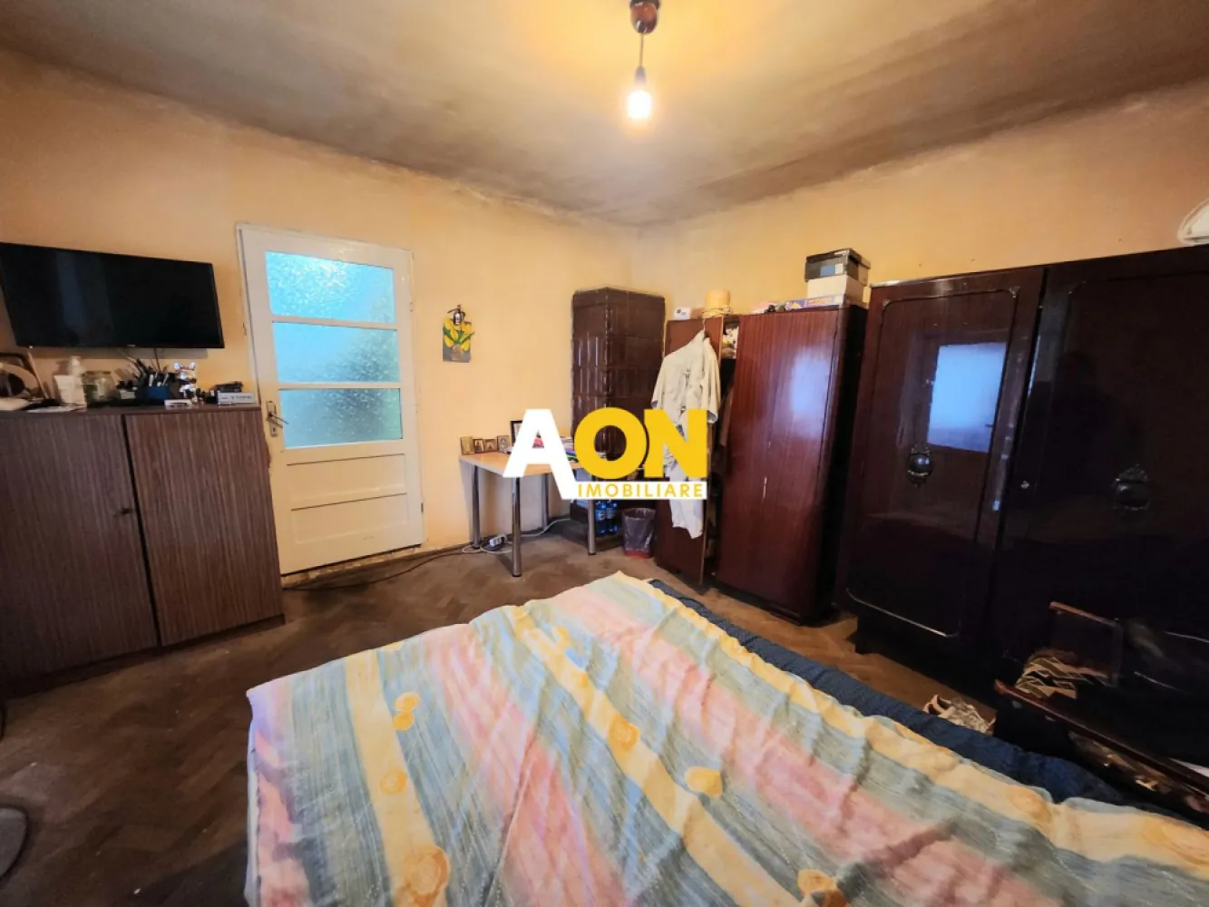 De vanzare casa 4 camere, 450mp teren, Oarda de Jos - AON Imobiliare vă propune spre vanzare casa individuala SP+P, pozitie centrala, situata în Oarda de Jos, Alba Iulia. Această locuință este o constructie veche, reabilitata termic la exterior si acoperisul este nou. 
• Casa este compusa din 3 domitoare, 1 living, 2 bai, o bucatarie si terasa pe toata lungimea casei.
Caracteristici suplimentare:
• Suprafața construită: 133 mp
• Suprafața terenului: 450 mp, cu o deschidere de 13 ml
• Încălzire prin calorifere, cu centrală pe gaz, iar una dintre camere are si teracota, exista si aer conditionat pentru zilele calduroase
• Curte amenajată pentru momente de relaxare în aer liber.
Proprietatea este disponibilă imediat.
Nu ratați ocazia de a locui într-o zonă liniștită și bine conectată la facilități.
Pret: 150.000 euro usor negociabil.
ID intern: CP2709140