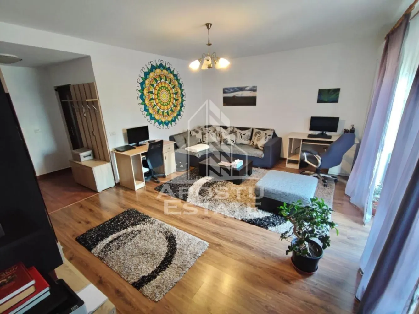 Apartament cu 2 camere, Giroc, Timis - APOSTU ESTATE va propune spre inchiriere un apartament cu 2 camere, ideal pentru cupluri, o familie la inceput de drum sau persoane care doresc un spatiu confortabil.

Suprafata utila: 49 mp
Compartimentare : decomandata

-Bucatarie inchisa complet mobilata si utilata;

-Sufragerie

-Baie cu dus;

-Dormitor matrimonial;

-Balcon deschis;

Confort si facilitati:

-Centrala proprie;

-Loc de parcare;

Apartamentul este complet mobilat si utilat.

Localizare: Giroc, locatie bine conectata la oras

Ideal pentru:

Cupluri

Familie

Tineri profesionisti

Pret chirie: 380 € + garantie
Va asteptam cu drag la o vizionare!
ID intern: CP2708965