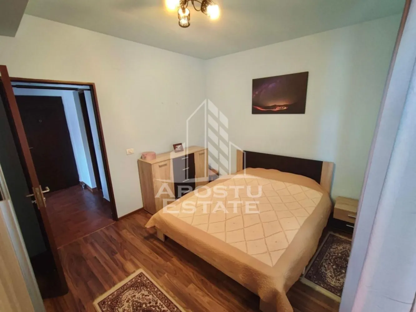 Apartament cu 2 camere, Giroc, Timis - APOSTU ESTATE va propune spre inchiriere un apartament cu 2 camere, ideal pentru cupluri, o familie la inceput de drum sau persoane care doresc un spatiu confortabil.

Suprafata utila: 49 mp
Compartimentare : decomandata

-Bucatarie inchisa complet mobilata si utilata;

-Sufragerie

-Baie cu dus;

-Dormitor matrimonial;

-Balcon deschis;

Confort si facilitati:

-Centrala proprie;

-Loc de parcare;

Apartamentul este complet mobilat si utilat.

Localizare: Giroc, locatie bine conectata la oras

Ideal pentru:

Cupluri

Familie

Tineri profesionisti

Pret chirie: 380 € + garantie
Va asteptam cu drag la o vizionare!
ID intern: CP2708965