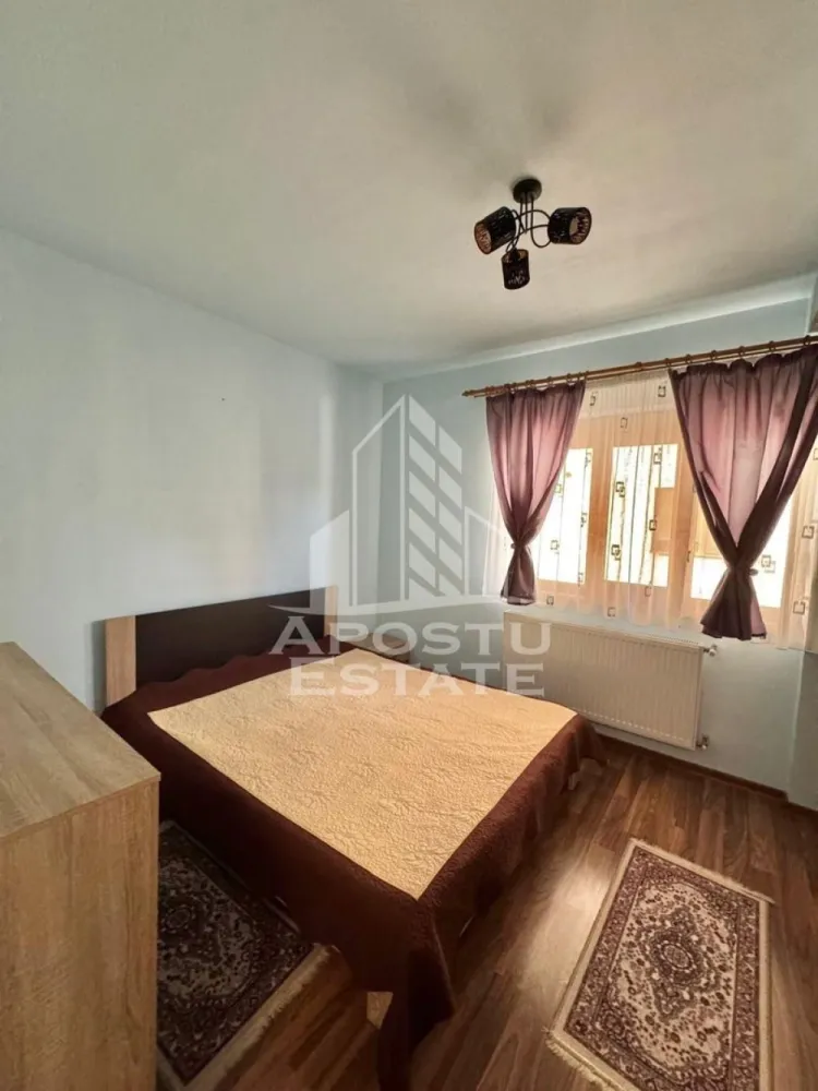 Apartament cu 2 camere, Giroc, Timis - APOSTU ESTATE va propune spre inchiriere un apartament cu 2 camere, ideal pentru cupluri, o familie la inceput de drum sau persoane care doresc un spatiu confortabil.

Suprafata utila: 49 mp
Compartimentare : decomandata

-Bucatarie inchisa complet mobilata si utilata;

-Sufragerie

-Baie cu dus;

-Dormitor matrimonial;

-Balcon deschis;

Confort si facilitati:

-Centrala proprie;

-Loc de parcare;

Apartamentul este complet mobilat si utilat.

Localizare: Giroc, locatie bine conectata la oras

Ideal pentru:

Cupluri

Familie

Tineri profesionisti

Pret chirie: 380 € + garantie
Va asteptam cu drag la o vizionare!
ID intern: CP2708965