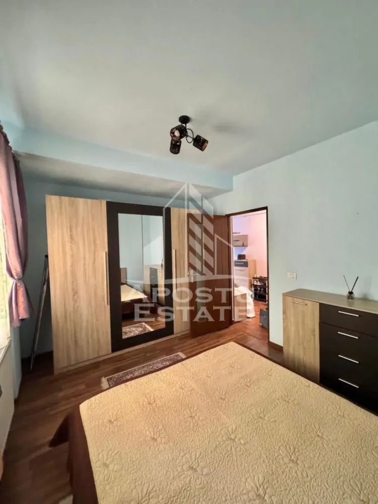 Apartament cu 2 camere, Giroc, Timis - APOSTU ESTATE va propune spre inchiriere un apartament cu 2 camere, ideal pentru cupluri, o familie la inceput de drum sau persoane care doresc un spatiu confortabil.

Suprafata utila: 49 mp
Compartimentare : decomandata

-Bucatarie inchisa complet mobilata si utilata;

-Sufragerie

-Baie cu dus;

-Dormitor matrimonial;

-Balcon deschis;

Confort si facilitati:

-Centrala proprie;

-Loc de parcare;

Apartamentul este complet mobilat si utilat.

Localizare: Giroc, locatie bine conectata la oras

Ideal pentru:

Cupluri

Familie

Tineri profesionisti

Pret chirie: 380 € + garantie
Va asteptam cu drag la o vizionare!
ID intern: CP2708965