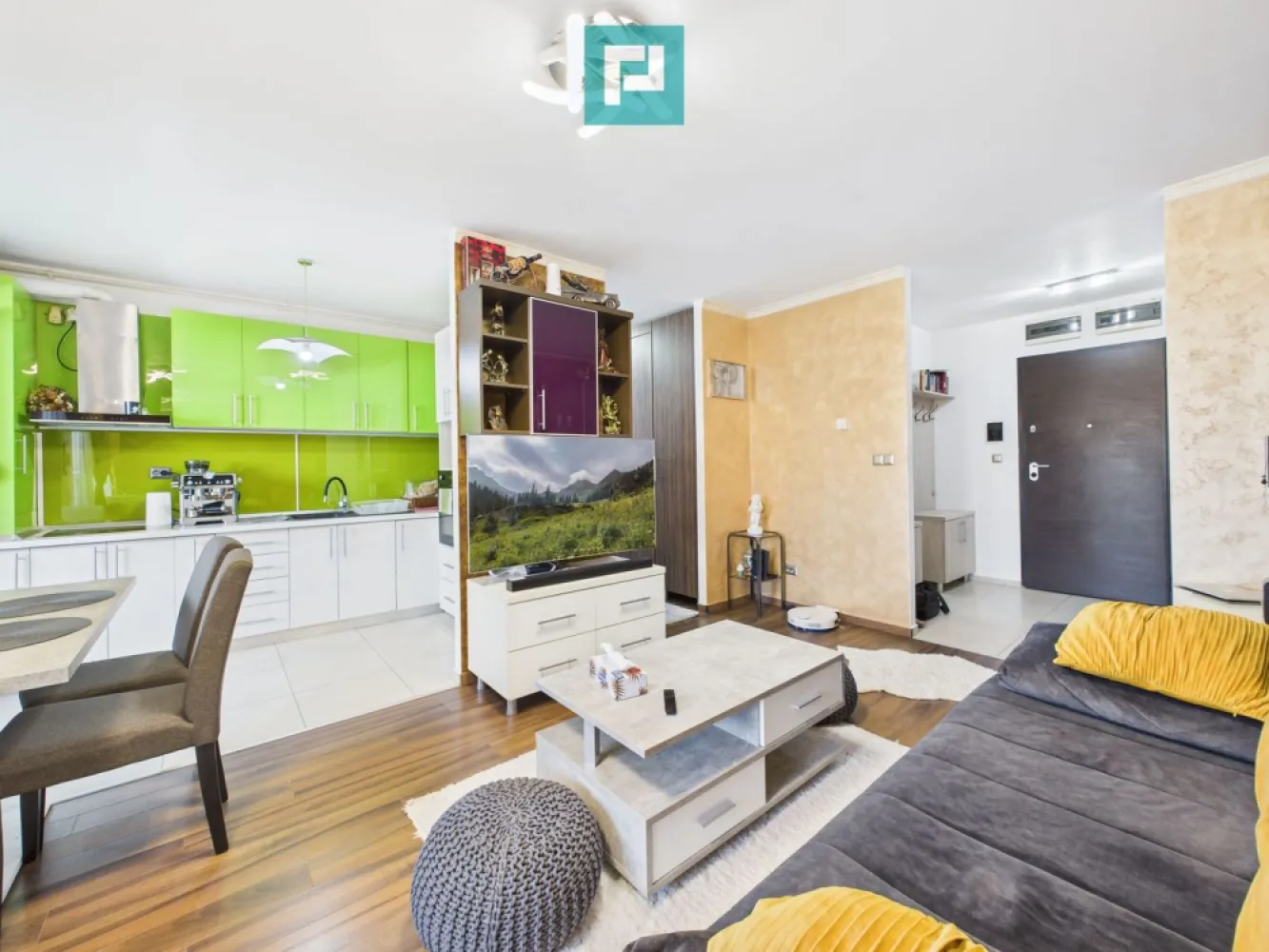 Penthouse Adora Park cu 2 camere - Penthouse Adora Park cu 2 camere

Îți dorești să locuiești într-un complex rezidențial modern din Arad?
Property Lab îți propune un penthouse situat la etajul 10, într-un ansamblu unde te vei bucura de numeroase facilități, precum: parcare privată, parc generos cu loc de joacă, cafenea, spălătorie pentru haine, cofetărie și magazine.

Imobilul are o suprafață utilă de 76 mp și este compartimentat astfel:

 hol de intrare;
 living cu bucătărie open space;
 hol secundar cu dressing;
 dormitor matrimonial;
 baie cu cadă și geam;
 terasă spațioasă de 26 mp.

Proprietatea se vinde complet mobilată și utilată, exact ca în fotografii, iar în preț este inclus și locul de parcare.

Dacă ți-am stârnit interesul, nu ezita să ne contactezi pentru vizionare!

Almira Boboc – Consultant Imobiliar PropertyLab
Telefon: 0745 06 93 93
E-mail: almira.boboc@propertylab.ro

Alexandra Valea – Consultant Imobiliar PropertyLab
Telefon: 0746 756 071
E-mail: alexandra.valea@propertylab.ro

Cod proprietate: 2708907