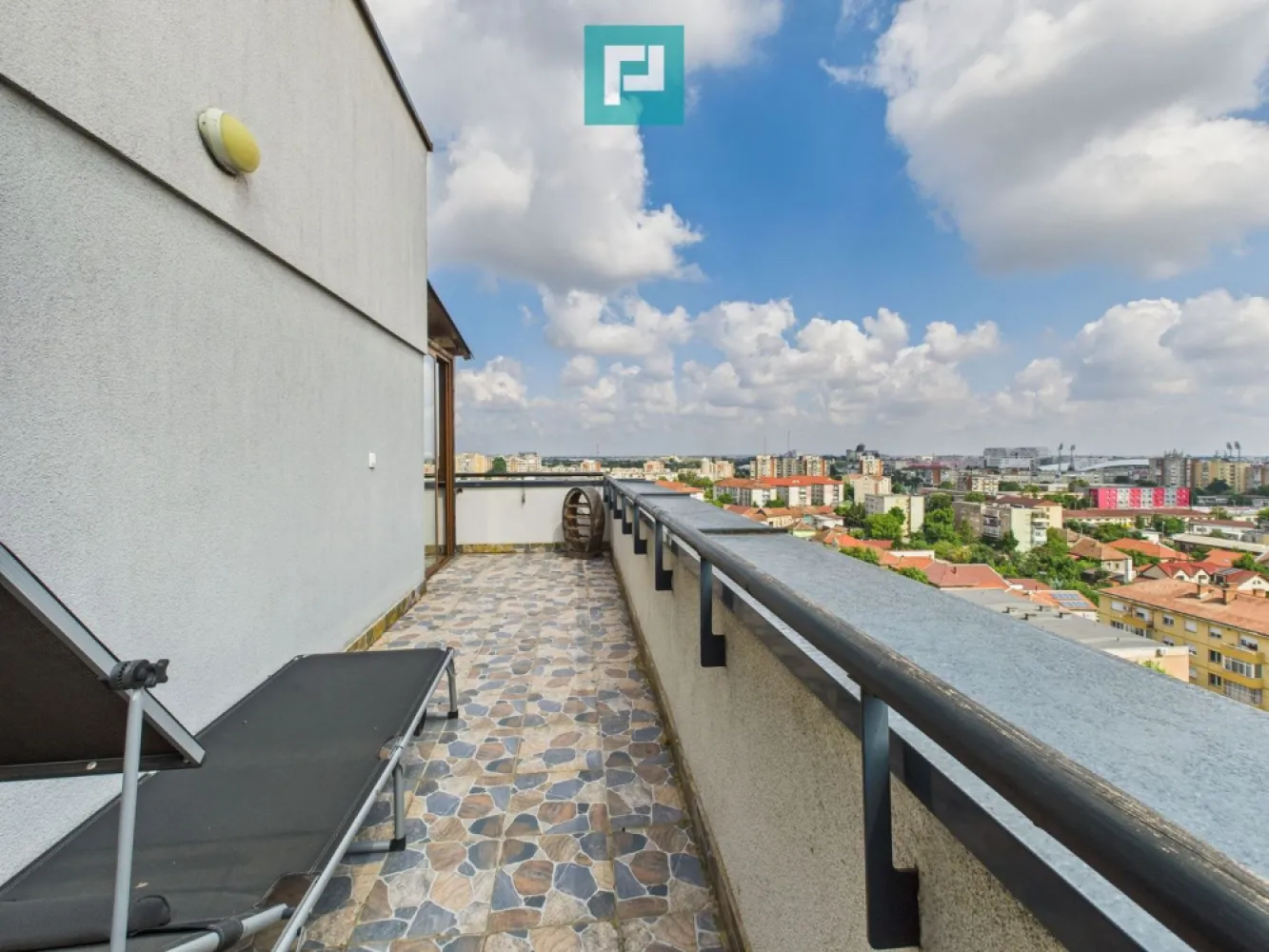 Penthouse Adora Park cu 2 camere - Penthouse Adora Park cu 2 camere

Îți dorești să locuiești într-un complex rezidențial modern din Arad?
Property Lab îți propune un penthouse situat la etajul 10, într-un ansamblu unde te vei bucura de numeroase facilități, precum: parcare privată, parc generos cu loc de joacă, cafenea, spălătorie pentru haine, cofetărie și magazine.

Imobilul are o suprafață utilă de 76 mp și este compartimentat astfel:

 hol de intrare;
 living cu bucătărie open space;
 hol secundar cu dressing;
 dormitor matrimonial;
 baie cu cadă și geam;
 terasă spațioasă de 26 mp.

Proprietatea se vinde complet mobilată și utilată, exact ca în fotografii, iar în preț este inclus și locul de parcare.

Dacă ți-am stârnit interesul, nu ezita să ne contactezi pentru vizionare!

Almira Boboc – Consultant Imobiliar PropertyLab
Telefon: 0745 06 93 93
E-mail: almira.boboc@propertylab.ro

Alexandra Valea – Consultant Imobiliar PropertyLab
Telefon: 0746 756 071
E-mail: alexandra.valea@propertylab.ro

Cod proprietate: 2708907