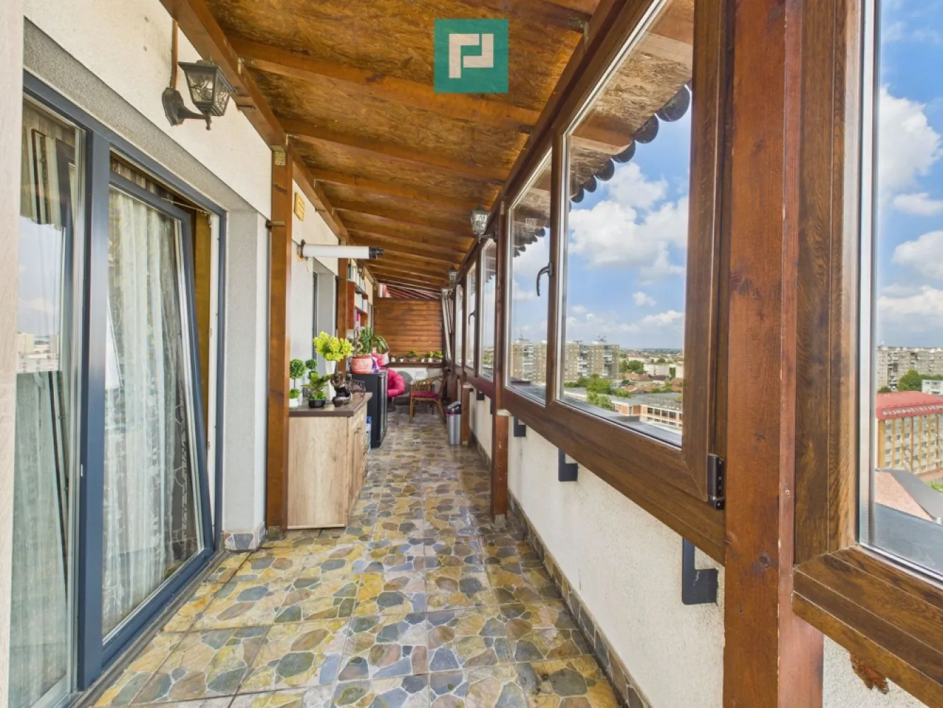 Penthouse Adora Park cu 2 camere - Penthouse Adora Park cu 2 camere

Îți dorești să locuiești într-un complex rezidențial modern din Arad?
Property Lab îți propune un penthouse situat la etajul 10, într-un ansamblu unde te vei bucura de numeroase facilități, precum: parcare privată, parc generos cu loc de joacă, cafenea, spălătorie pentru haine, cofetărie și magazine.

Imobilul are o suprafață utilă de 76 mp și este compartimentat astfel:

 hol de intrare;
 living cu bucătărie open space;
 hol secundar cu dressing;
 dormitor matrimonial;
 baie cu cadă și geam;
 terasă spațioasă de 26 mp.

Proprietatea se vinde complet mobilată și utilată, exact ca în fotografii, iar în preț este inclus și locul de parcare.

Dacă ți-am stârnit interesul, nu ezita să ne contactezi pentru vizionare!

Almira Boboc – Consultant Imobiliar PropertyLab
Telefon: 0745 06 93 93
E-mail: almira.boboc@propertylab.ro

Alexandra Valea – Consultant Imobiliar PropertyLab
Telefon: 0746 756 071
E-mail: alexandra.valea@propertylab.ro

Cod proprietate: 2708907