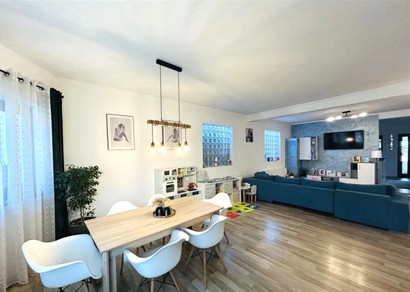 Proprietar – Casă modernă + hală 138 mp | Teren 701 mp | Șura Mare - ❗ Proprietar – Casă modernă + hală 138 mp | Teren 701 mp | Șura MareVând casă modernă, construită în 2013 din cărămidă, situată în Șura Mare, între Primărie și Grădiniță, cu acces rapid către Sibiu și stații de autobuz în apropiere.Detalii proprietateSuprafață utilă casă: 180 mpSuprafață utilă hală: 138 mpTeren total: 701 mpCurte liberă: 340 mpCurte laterală: loc pentru 2 mașiniPod pe toată suprafața caseiCompartimentare2 băiBucătărie cu insulă + zonă de diningCămarăTerasă 30 mpCamere spațioase și luminoaseDotări și facilitățiPanouri solare 5 kWh + baterieGeamuri 5 foi de sticlă – antifonice și securizateRulouri electriceInstalație electrică nouăCentrală termicăSe vinde mobilată și utilatăUtilități complete: gaz, canalizare, apă, curentInclude HALĂ 138 mp, ideală pentru depozitare sau activitate propriePreț💰 240.000 € – negociabil, în limita bunului simț, pentru cumpărător serios.📞 Contact: 0741 33 73 17 }}