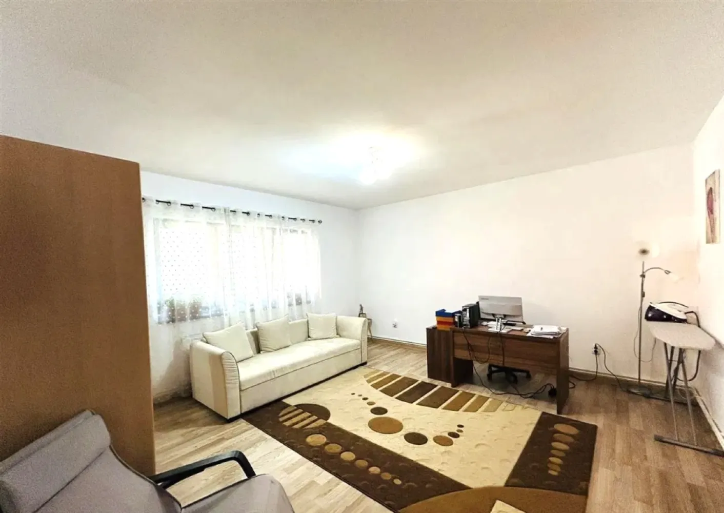 Proprietar – Casă modernă + hală 138 mp | Teren 701 mp | Șura Mare - ❗ Proprietar – Casă modernă + hală 138 mp | Teren 701 mp | Șura MareVând casă modernă, construită în 2013 din cărămidă, situată în Șura Mare, între Primărie și Grădiniță, cu acces rapid către Sibiu și stații de autobuz în apropiere.Detalii proprietateSuprafață utilă casă: 180 mpSuprafață utilă hală: 138 mpTeren total: 701 mpCurte liberă: 340 mpCurte laterală: loc pentru 2 mașiniPod pe toată suprafața caseiCompartimentare2 băiBucătărie cu insulă + zonă de diningCămarăTerasă 30 mpCamere spațioase și luminoaseDotări și facilitățiPanouri solare 5 kWh + baterieGeamuri 5 foi de sticlă – antifonice și securizateRulouri electriceInstalație electrică nouăCentrală termicăSe vinde mobilată și utilatăUtilități complete: gaz, canalizare, apă, curentInclude HALĂ 138 mp, ideală pentru depozitare sau activitate propriePreț💰 240.000 € – negociabil, în limita bunului simț, pentru cumpărător serios.📞 Contact: 0741 33 73 17 }}