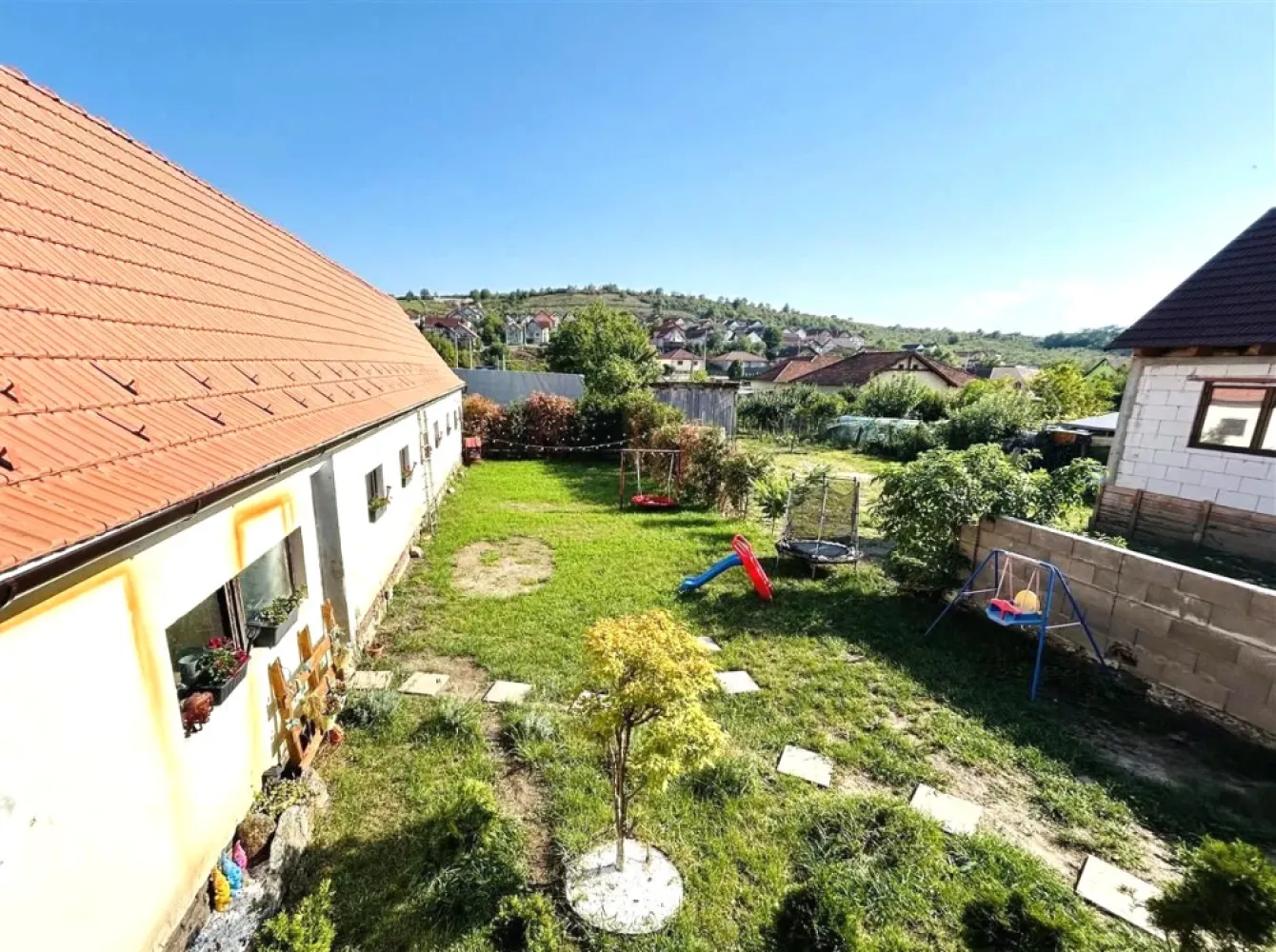 Proprietar – Casă modernă + hală 138 mp | Teren 701 mp | Șura Mare - ❗ Proprietar – Casă modernă + hală 138 mp | Teren 701 mp | Șura MareVând casă modernă, construită în 2013 din cărămidă, situată în Șura Mare, între Primărie și Grădiniță, cu acces rapid către Sibiu și stații de autobuz în apropiere.Detalii proprietateSuprafață utilă casă: 180 mpSuprafață utilă hală: 138 mpTeren total: 701 mpCurte liberă: 340 mpCurte laterală: loc pentru 2 mașiniPod pe toată suprafața caseiCompartimentare2 băiBucătărie cu insulă + zonă de diningCămarăTerasă 30 mpCamere spațioase și luminoaseDotări și facilitățiPanouri solare 5 kWh + baterieGeamuri 5 foi de sticlă – antifonice și securizateRulouri electriceInstalație electrică nouăCentrală termicăSe vinde mobilată și utilatăUtilități complete: gaz, canalizare, apă, curentInclude HALĂ 138 mp, ideală pentru depozitare sau activitate propriePreț💰 240.000 € – negociabil, în limita bunului simț, pentru cumpărător serios.📞 Contact: 0741 33 73 17 }}