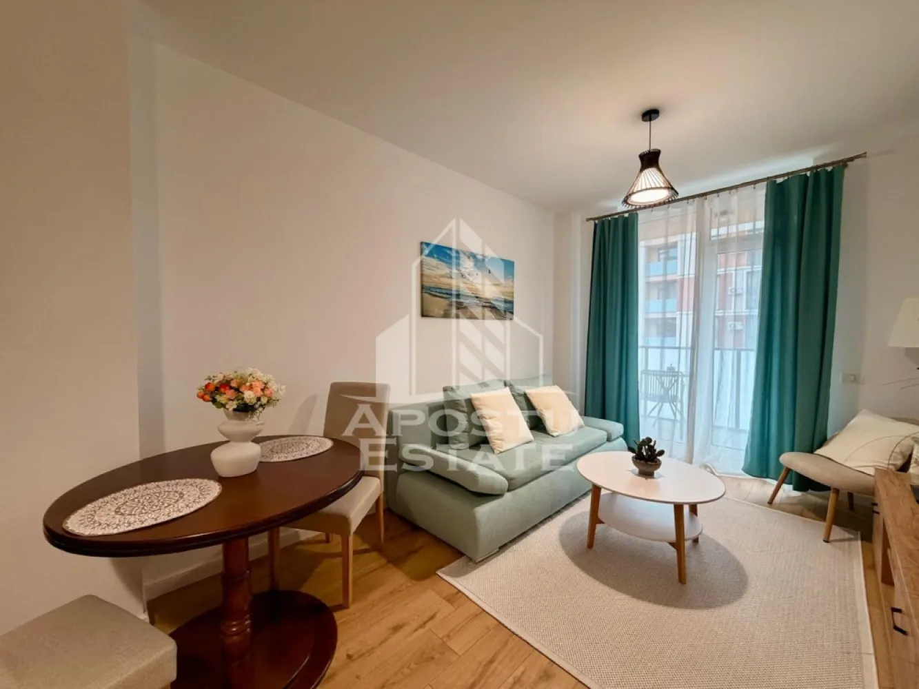 Apartament cu 2 camere de inchiriat, Timisoara, Campeador City - Agentia imobiliara Apostu Estate va propune spre inchiriere un apartament spatios si elegant, cu 2 camere, situat intr-o zona linistita si bine conectata din Torontalului, ideal pentru familii sau persoane care doresc un spatiu generos si confortabil.

Suprafata utila: 50 mp
Compartimentare eficienta: decomandat
- Bucatarie complet mobilata si utilata, cu loc de luat masa
- Living luminos si spatios
- Dormitor matrimonial mobilat
- Baie prevazuta cu walk-in si ventilatie artificiala

Confort si facilitati:
- Centrala proprie pe gaz
- Incalzire in pardoseala
- Aer conditionat
- Pet friendly
- Loc de parcare subteran inclus in pret
- Apartamentul este complet mobilat si utilat de catre proprietar

Localizare: Zona Torontalului – liniste, acces facil spre oras, in apropiere de Metro, Facultatea de Agronomie si mijloace de transport in comun.

Ideal pentru:
- Cupluri
- Profesionisti care lucreaza remote sau au nevoie de birou acasa

Pret chirie: 450€
Programeaza o vizionare!
ID intern: CP2708274