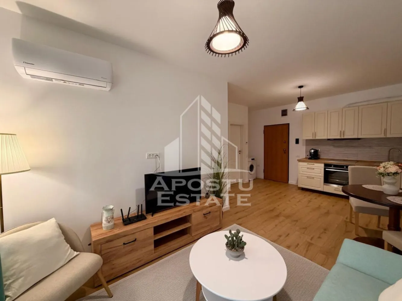 Apartament cu 2 camere de inchiriat, Timisoara, Campeador City - Agentia imobiliara Apostu Estate va propune spre inchiriere un apartament spatios si elegant, cu 2 camere, situat intr-o zona linistita si bine conectata din Torontalului, ideal pentru familii sau persoane care doresc un spatiu generos si confortabil.

Suprafata utila: 50 mp
Compartimentare eficienta: decomandat
- Bucatarie complet mobilata si utilata, cu loc de luat masa
- Living luminos si spatios
- Dormitor matrimonial mobilat
- Baie prevazuta cu walk-in si ventilatie artificiala

Confort si facilitati:
- Centrala proprie pe gaz
- Incalzire in pardoseala
- Aer conditionat
- Pet friendly
- Loc de parcare subteran inclus in pret
- Apartamentul este complet mobilat si utilat de catre proprietar

Localizare: Zona Torontalului – liniste, acces facil spre oras, in apropiere de Metro, Facultatea de Agronomie si mijloace de transport in comun.

Ideal pentru:
- Cupluri
- Profesionisti care lucreaza remote sau au nevoie de birou acasa

Pret chirie: 450€
Programeaza o vizionare!
ID intern: CP2708274