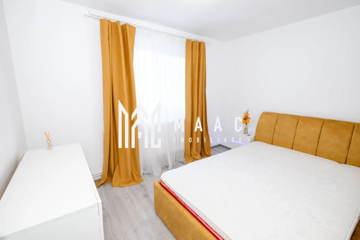 Apartament 3 camere Ostroveni - Apartament 3 camere de vânzare – Râmnicu Vâlcea – Etaj 4 cu acoperiș ID anunt CP2940861 MAAC Imobiliare Râmnicu Vâlcea vă propune spre vânzare un apartament cu 3 camere, situat la etajul 4 al unui imobil prevăzut cu acoperiș. Suprafața utilă este de aproximativ 45 mp, la care se adaugă un balcon de 2,89 mp, rezultând o suprafață totală de 47,8 mp. Compartimentarea este eficientă și include: living, două dormitoare, bucătărie separată, baie, hol și balcon. Apartamentul este dotat cu instalație de încălzire cu gigacalorimetru, oferind control individual al consumului. Se vinde complet mobilat și utilat, exact ca în fotografii, fiind disponibil imediat. Compartimentare -Living 15MP -Dormitor 9MP -Dormitor secundar 8MP -Bucătărie 4MP -Baie 3MP - Hol de acces cu spații pentru depozitare și acces către toate camerele. 5MP -Balcon închis, util pentru depozitare suplimentară. 3MP Apartamentul este potrivit atât pentru locuință proprie, cât și pentru investiție, având avantajul că se predă complet mobilat și utilat. Pentru detalii suplimentare și programarea unei vizionări, vă stăm la dispoziție prin MAAC Imobiliare Râmnicu Vâlcea. }}