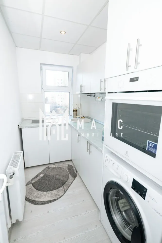 Apartament 3 camere Ostroveni - Apartament 3 camere de vânzare – Râmnicu Vâlcea – Etaj 4 cu acoperiș ID anunt CP2940861 MAAC Imobiliare Râmnicu Vâlcea vă propune spre vânzare un apartament cu 3 camere, situat la etajul 4 al unui imobil prevăzut cu acoperiș. Suprafața utilă este de aproximativ 45 mp, la care se adaugă un balcon de 2,89 mp, rezultând o suprafață totală de 47,8 mp. Compartimentarea este eficientă și include: living, două dormitoare, bucătărie separată, baie, hol și balcon. Apartamentul este dotat cu instalație de încălzire cu gigacalorimetru, oferind control individual al consumului. Se vinde complet mobilat și utilat, exact ca în fotografii, fiind disponibil imediat. Compartimentare -Living 15MP -Dormitor 9MP -Dormitor secundar 8MP -Bucătărie 4MP -Baie 3MP - Hol de acces cu spații pentru depozitare și acces către toate camerele. 5MP -Balcon închis, util pentru depozitare suplimentară. 3MP Apartamentul este potrivit atât pentru locuință proprie, cât și pentru investiție, având avantajul că se predă complet mobilat și utilat. Pentru detalii suplimentare și programarea unei vizionări, vă stăm la dispoziție prin MAAC Imobiliare Râmnicu Vâlcea. }}