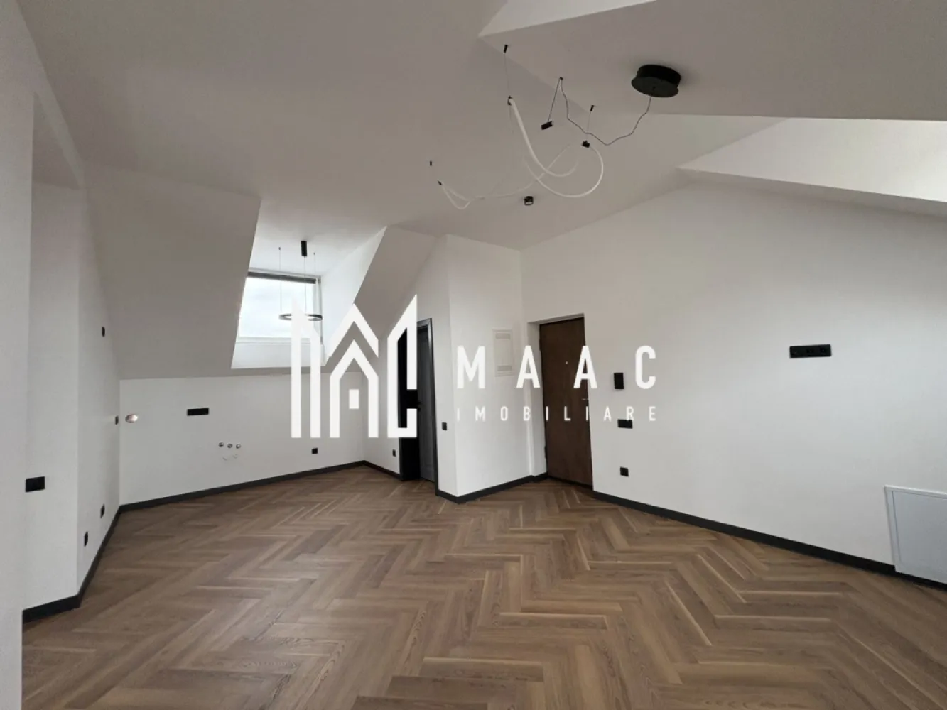 Apartament la vilă I 3 Camere I Et 2 I Balcon I 2 Parcări - MAAC Imobiliare va propune spre vânzare un apartament nou, situat la etajul 2/2 intr-un imobil din zona Turnisor. Locuinta are living cu bucatarie open-space, 2 dormitoare, baie spatioasa, cu geam de aerisire, balcon in care se face accesul din ambele dormitoare. Aferente-doua locuri de parcare ce pot fi achizitionate separat la prețul de 10000€. Aparatamentul se vinde la cheie, baia utilata parțial , parchet triplu stratificat, uși Portadors , centarala ,încălzire în pardoseală, jaluzele de aluminiu pe exterior,Jaluzele verticale la interior Pentru mai multe detalii, precizați telefonic că ați văzut anunțul cu ID CP2842654 }}
