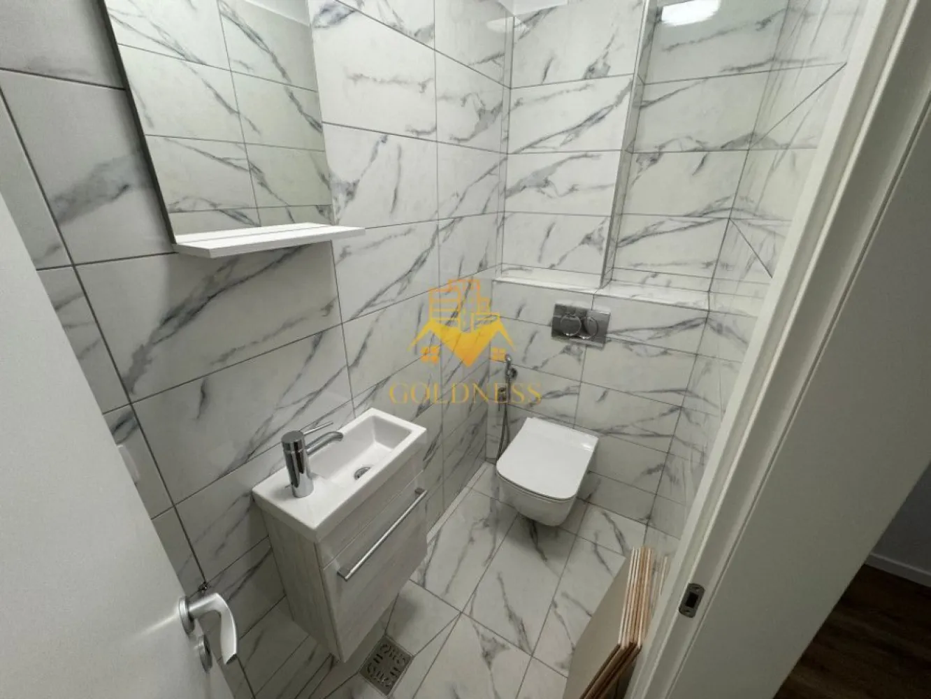 3 camere, 2 parcari, terasa 49 mp, bloc nou, Gheorgheni, Soporului - Goldness Imobiliare vă propune spre vânzare un apartament elegant cu 3 camere decomandate, situat într-un bloc nou, finalizat în 2024, într-o zonă liniștită și excelent conectată din cartierul Gheorgheni, Cluj-Napoca. 🏡 Detalii apartament • Suprafață utilă: 75,5 mp • Terasă generoasă de 49 mp – ideală pentru relaxare, grătar sau spațiu de joacă • Compartimentare eficientă: 3 camere decomandate, 2 băi • Bucătărie complet mobilată și utilată, cu zonă de luat masa • Se vinde parțial mobilat, cu finisaje moderne și de calitate • Încălzire prin pardoseală – confort termic excelent • Centrala termică de bloc – economie și eficiență • Etaj: Parter din 7 • De asemenea, se pot achizitiona si 2 parcari exterioare la pretul de 20.000 Euro ambele. 📍 Localizare excelentă • La doar 1,4 – 1,5 km de LIDL, Kaufland, Baza Sportivă Gheorgheni și Iulius Mall • Aproximativ 2 km de FSEGA – ideal pentru studenți sau cadre universitare • Acces rapid către toate punctele de interes din oraș • Zonă verde, aerisită și liniștită – ideală pentru familii sau investiție sigură 🧱 Clădire modernă și eficientă energetic • Construcție nouă – an finalizare: 2024 • Izolație exterioară și interioară, confort termic și fonic sporit • Acces securizat, finisaje premium în spațiile comune 📌 Ideal pentru cei care caută confort, spațiu generos și liniște, dar și proximitate față de facilități urbane, parcuri, magazine și universități. }}