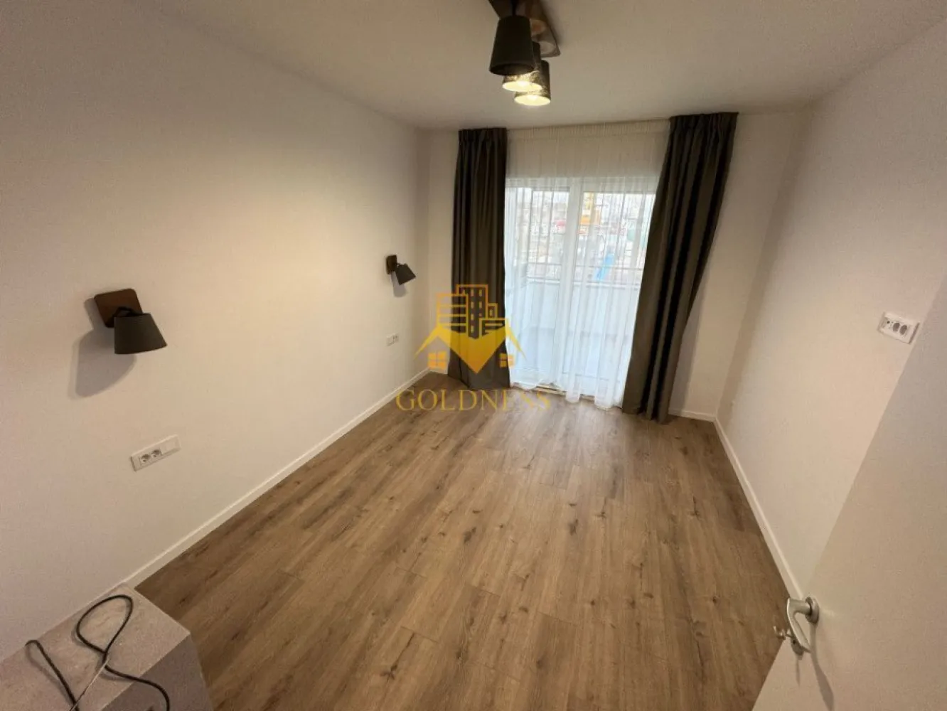 3 camere, 2 parcari, terasa 49 mp, bloc nou, Gheorgheni, Soporului - Goldness Imobiliare vă propune spre vânzare un apartament elegant cu 3 camere decomandate, situat într-un bloc nou, finalizat în 2024, într-o zonă liniștită și excelent conectată din cartierul Gheorgheni, Cluj-Napoca. 🏡 Detalii apartament • Suprafață utilă: 75,5 mp • Terasă generoasă de 49 mp – ideală pentru relaxare, grătar sau spațiu de joacă • Compartimentare eficientă: 3 camere decomandate, 2 băi • Bucătărie complet mobilată și utilată, cu zonă de luat masa • Se vinde parțial mobilat, cu finisaje moderne și de calitate • Încălzire prin pardoseală – confort termic excelent • Centrala termică de bloc – economie și eficiență • Etaj: Parter din 7 • De asemenea, se pot achizitiona si 2 parcari exterioare la pretul de 20.000 Euro ambele. 📍 Localizare excelentă • La doar 1,4 – 1,5 km de LIDL, Kaufland, Baza Sportivă Gheorgheni și Iulius Mall • Aproximativ 2 km de FSEGA – ideal pentru studenți sau cadre universitare • Acces rapid către toate punctele de interes din oraș • Zonă verde, aerisită și liniștită – ideală pentru familii sau investiție sigură 🧱 Clădire modernă și eficientă energetic • Construcție nouă – an finalizare: 2024 • Izolație exterioară și interioară, confort termic și fonic sporit • Acces securizat, finisaje premium în spațiile comune 📌 Ideal pentru cei care caută confort, spațiu generos și liniște, dar și proximitate față de facilități urbane, parcuri, magazine și universități. }}