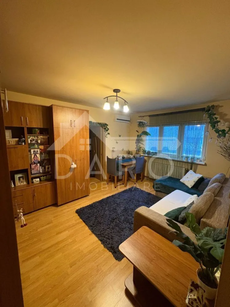 🏡 Apartament de vânzare – Aleea Constructorilor | Etaj 4/4 |110.000€ - 🏡 Apartament de vânzare – Aleea Constructorilor | Etaj 4/4 | 110.000 € Se oferă spre vânzare apartament situat pe Aleea Constructorilor, la etajul 4 din 4, la 10–15 minute de Facultatea de Medicină, ideal atât pentru locuință, cât și pentru investiție (închiriere pentru studenți). 💰 Preț: 110.000 € ✔ bloc izolat exterior ✔ mobilat și utilat complet ✔ disponibil pentru mutare Compartimentare: ✔ living / dormitor ✔ bucătărie ✔ baie ✔ balcon închis Dotări și utilități: ✔ centrală termică proprie ✔ aer condiționat ✔ geamuri termopan ✔ ușă metalică ✔ balcon închis ✔ frigider ✔ aragaz ✔ mașină de spălat rufe ✔ mașină de spălat vase Avantaje: 📍 Aleea Constructorilor – zonă liniștită 📍 la 10–15 minute de Facultatea de Medicină 📍 stații de autobuz și magazine în apropiere 📍 ideal pentru studenți sau investiție cu randament bun 📍 acces rapid către centrul orașului 💎 O oportunitate excelentă pentru locuit sau investiție într-o zonă cu cerere ridicată. 🤝 Proprietate promovată prin DARO Imobiliare 💳 Pentru achiziție, prin Kiwi Finance beneficiezi de: ✔ analiză GRATUITĂ a eligibilității ✔ acces la oferte de la peste 12 bănci ✔ negocierea dobânzii în favoarea ta ✔ suport complet până la semnarea contractului 📞 Detalii și vizionări: Coman Maria – DARO Imobiliare & Kiwi Finance 📱 0749 535 729 🔑 DARO Imobiliare – găsim proprietatea potrivită. 💳 Kiwi Finance – obținem creditul pentru a o cumpăra. }}
