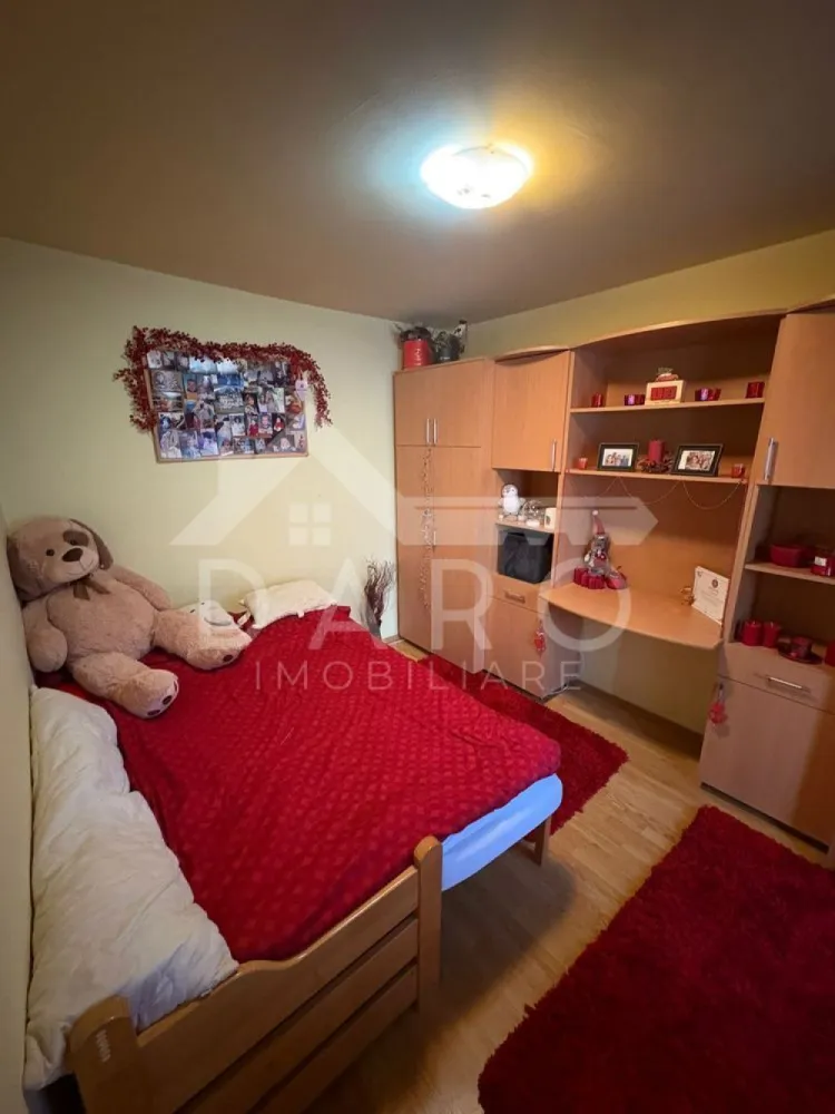 🏡 Apartament de vânzare – Aleea Constructorilor | Etaj 4/4 |110.000€ - 🏡 Apartament de vânzare – Aleea Constructorilor | Etaj 4/4 | 110.000 € Se oferă spre vânzare apartament situat pe Aleea Constructorilor, la etajul 4 din 4, la 10–15 minute de Facultatea de Medicină, ideal atât pentru locuință, cât și pentru investiție (închiriere pentru studenți). 💰 Preț: 110.000 € ✔ bloc izolat exterior ✔ mobilat și utilat complet ✔ disponibil pentru mutare Compartimentare: ✔ living / dormitor ✔ bucătărie ✔ baie ✔ balcon închis Dotări și utilități: ✔ centrală termică proprie ✔ aer condiționat ✔ geamuri termopan ✔ ușă metalică ✔ balcon închis ✔ frigider ✔ aragaz ✔ mașină de spălat rufe ✔ mașină de spălat vase Avantaje: 📍 Aleea Constructorilor – zonă liniștită 📍 la 10–15 minute de Facultatea de Medicină 📍 stații de autobuz și magazine în apropiere 📍 ideal pentru studenți sau investiție cu randament bun 📍 acces rapid către centrul orașului 💎 O oportunitate excelentă pentru locuit sau investiție într-o zonă cu cerere ridicată. 🤝 Proprietate promovată prin DARO Imobiliare 💳 Pentru achiziție, prin Kiwi Finance beneficiezi de: ✔ analiză GRATUITĂ a eligibilității ✔ acces la oferte de la peste 12 bănci ✔ negocierea dobânzii în favoarea ta ✔ suport complet până la semnarea contractului 📞 Detalii și vizionări: Coman Maria – DARO Imobiliare & Kiwi Finance 📱 0749 535 729 🔑 DARO Imobiliare – găsim proprietatea potrivită. 💳 Kiwi Finance – obținem creditul pentru a o cumpăra. }}
