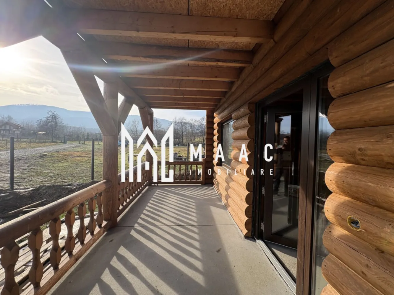 Cabana 5 Camere I 1520 mp teren I Lac de pești I Zona Tocile - MAAC imobiliare va propune la vânzare o cabană în zona Tocile cu vedere panoramică spre Munții Făgăraș și împrejurimi. Cabana are baza de beton si este confectionata din bile de molid. La interior necesită amenajare și este împărțită astfel : La parter -camera de zi cu bucătărie ,dormitor cu baie ,hol, casa scării și 2 terase acoperite La etaj : 3 dormitoare, fiecare cu baie proprie , hol, 2 balcoane acoperite Cabana dispune de panouri solare cu invertor de 5,5 kW, canalizare, apă, branșarea la curent trifazic în lucru. Instalatia de incalzire e facuta in pardoseala. Se poate opta pentru orice varianta de centrala. Pentru mai multe detalii precizati telefonic ca ati vazut anuntul cu ID: CP2941188 }}