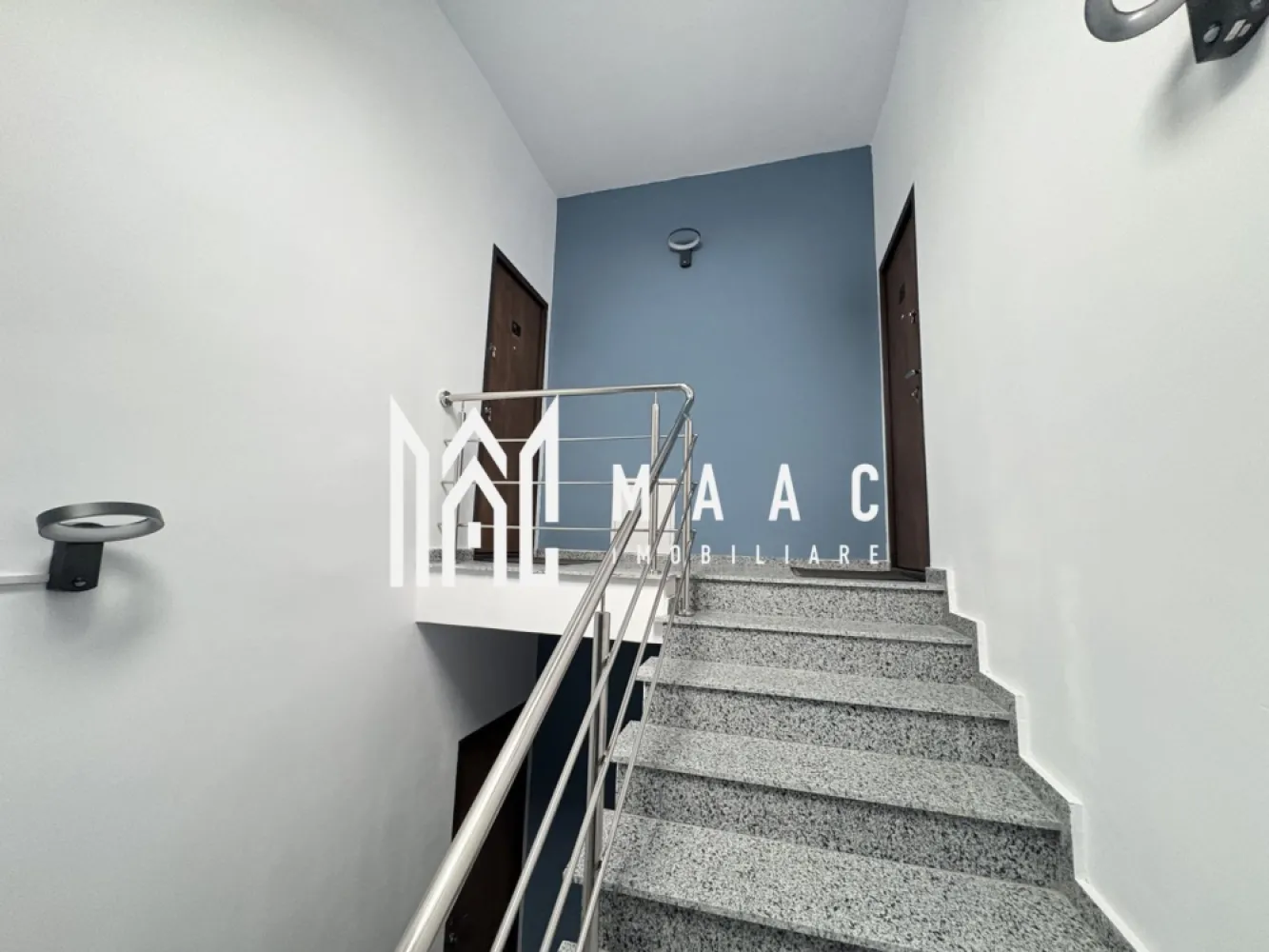 Apartament la vilă I 3 Camere I Et 2 I Balcon I 2 Parcări - MAAC Imobiliare va propune spre vânzare un apartament nou, situat la etajul 2/2 intr-un imobil din zona Turnisor. Locuinta are living cu bucatarie open-space, 2 dormitoare, baie spatioasa, cu geam de aerisire, balcon in care se face accesul din ambele dormitoare. Aferente-doua locuri de parcare ce pot fi achizitionate separat la prețul de 10000€. Aparatamentul se vinde la cheie, baia utilata parțial , parchet triplu stratificat, uși Portadors , centarala ,încălzire în pardoseală, jaluzele de aluminiu pe exterior,Jaluzele verticale la interior Pentru mai multe detalii, precizați telefonic că ați văzut anunțul cu ID CP2842654 }}