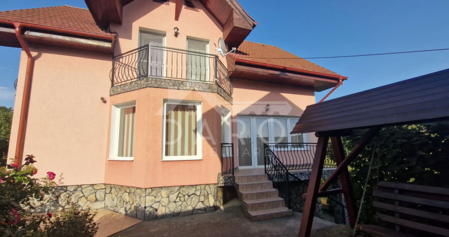 🏡 Casă de vânzare în Târgu Mureș – ideală pentru locuință - 🏡 Casă de vânzare în Târgu Mureș – ideală pentru locuință sau activitate economică Oferim spre vânzare o proprietate versatilă, situată în municipiul Târgu Mureș, potrivită atât pentru locuință, cât și pentru sediu de firmă, birouri sau clinică medicală. Detalii proprietate: Construcție pe structură de beton Regim de înălțime: Demisol + Parter + Mansardă Amprentă la sol: 67 mp Compartimentare: Demisol: 2 încăperi spațioase Parter: living, bucătărie, baie, hol Mansardă: 3 dormitoare, hol, 2 băi În curte se află o a doua construcție (Demisol + Parter + Mansardă), cu o suprafață utilă totală de aproximativ 70 mp – ideală pentru birou, spațiu comercial sau locuință separată. 🌳 Terenul include: Grădină cu pomi fructiferi din diverse specii Zonă pentru legume Fântână cu apă potabilă Utilități: Racordată la toate utilitățile Încălzire cu centrală termică proprie 📌 Proprietatea este potrivită pentru: Locuință pentru familie Sediu firmă Spații de birouri Clinică / cabinet medical Activități comerciale sau servicii 📞 Pentru detalii și programarea unei vizionări: Coman Maria – DARO Imobiliare Telefon: 0749 535 729 }}