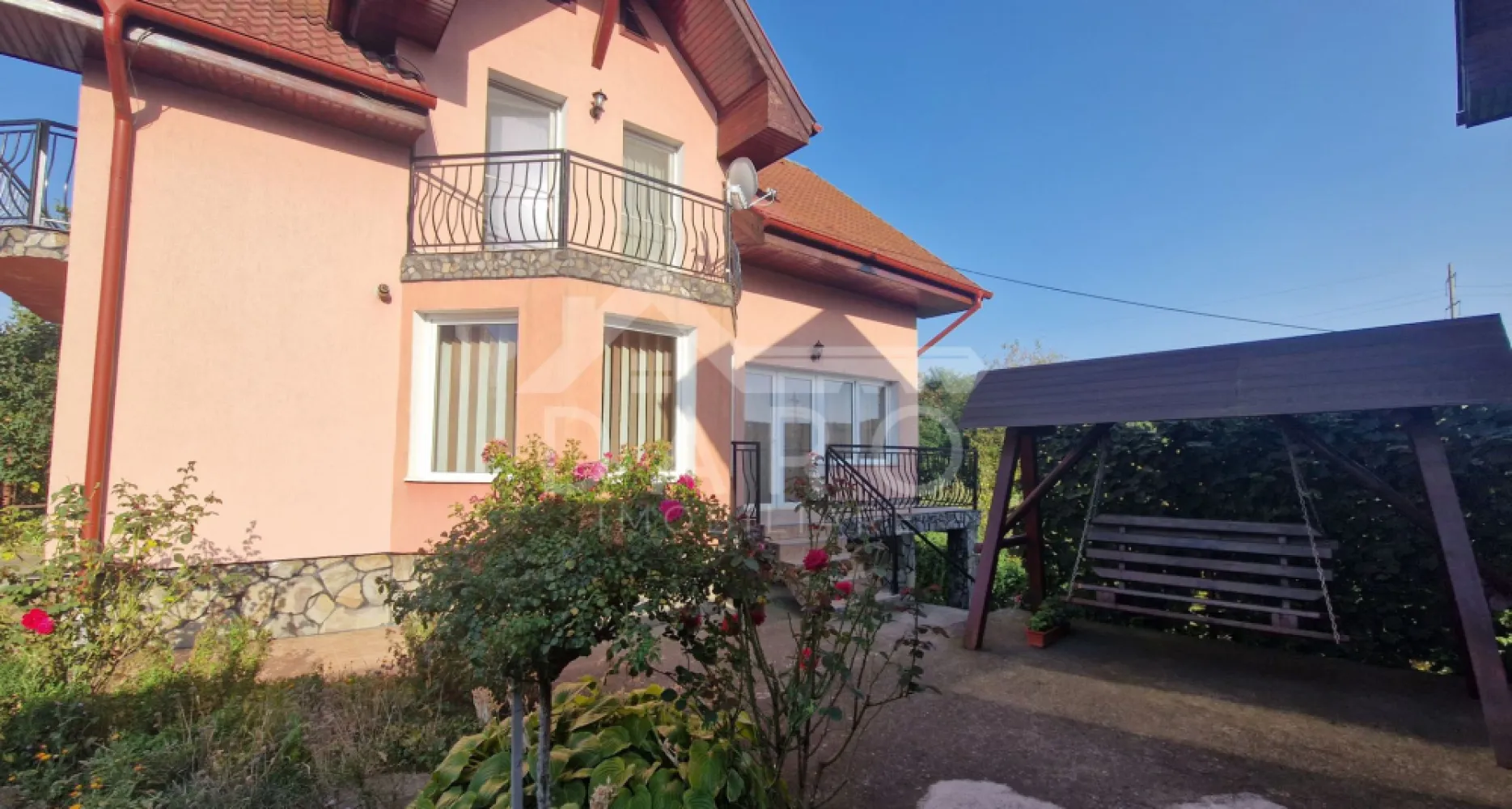 🏡 Casă de vânzare în Târgu Mureș – ideală pentru locuință - 🏡 Casă de vânzare în Târgu Mureș – ideală pentru locuință sau activitate economică Oferim spre vânzare o proprietate versatilă, situată în municipiul Târgu Mureș, potrivită atât pentru locuință, cât și pentru sediu de firmă, birouri sau clinică medicală. Detalii proprietate: Construcție pe structură de beton Regim de înălțime: Demisol + Parter + Mansardă Amprentă la sol: 67 mp Compartimentare: Demisol: 2 încăperi spațioase Parter: living, bucătărie, baie, hol Mansardă: 3 dormitoare, hol, 2 băi În curte se află o a doua construcție (Demisol + Parter + Mansardă), cu o suprafață utilă totală de aproximativ 70 mp – ideală pentru birou, spațiu comercial sau locuință separată. 🌳 Terenul include: Grădină cu pomi fructiferi din diverse specii Zonă pentru legume Fântână cu apă potabilă Utilități: Racordată la toate utilitățile Încălzire cu centrală termică proprie 📌 Proprietatea este potrivită pentru: Locuință pentru familie Sediu firmă Spații de birouri Clinică / cabinet medical Activități comerciale sau servicii 📞 Pentru detalii și programarea unei vizionări: Coman Maria – DARO Imobiliare Telefon: 0749 535 729 }}