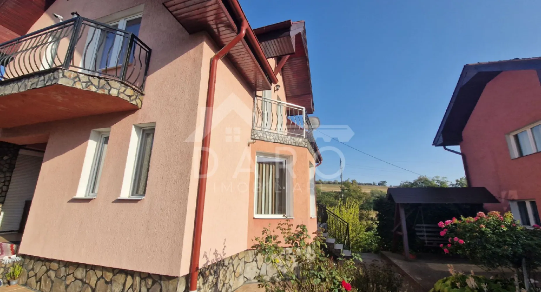 🏡 Casă de vânzare în Târgu Mureș – ideală pentru locuință - 🏡 Casă de vânzare în Târgu Mureș – ideală pentru locuință sau activitate economică Oferim spre vânzare o proprietate versatilă, situată în municipiul Târgu Mureș, potrivită atât pentru locuință, cât și pentru sediu de firmă, birouri sau clinică medicală. Detalii proprietate: Construcție pe structură de beton Regim de înălțime: Demisol + Parter + Mansardă Amprentă la sol: 67 mp Compartimentare: Demisol: 2 încăperi spațioase Parter: living, bucătărie, baie, hol Mansardă: 3 dormitoare, hol, 2 băi În curte se află o a doua construcție (Demisol + Parter + Mansardă), cu o suprafață utilă totală de aproximativ 70 mp – ideală pentru birou, spațiu comercial sau locuință separată. 🌳 Terenul include: Grădină cu pomi fructiferi din diverse specii Zonă pentru legume Fântână cu apă potabilă Utilități: Racordată la toate utilitățile Încălzire cu centrală termică proprie 📌 Proprietatea este potrivită pentru: Locuință pentru familie Sediu firmă Spații de birouri Clinică / cabinet medical Activități comerciale sau servicii 📞 Pentru detalii și programarea unei vizionări: Coman Maria – DARO Imobiliare Telefon: 0749 535 729 }}