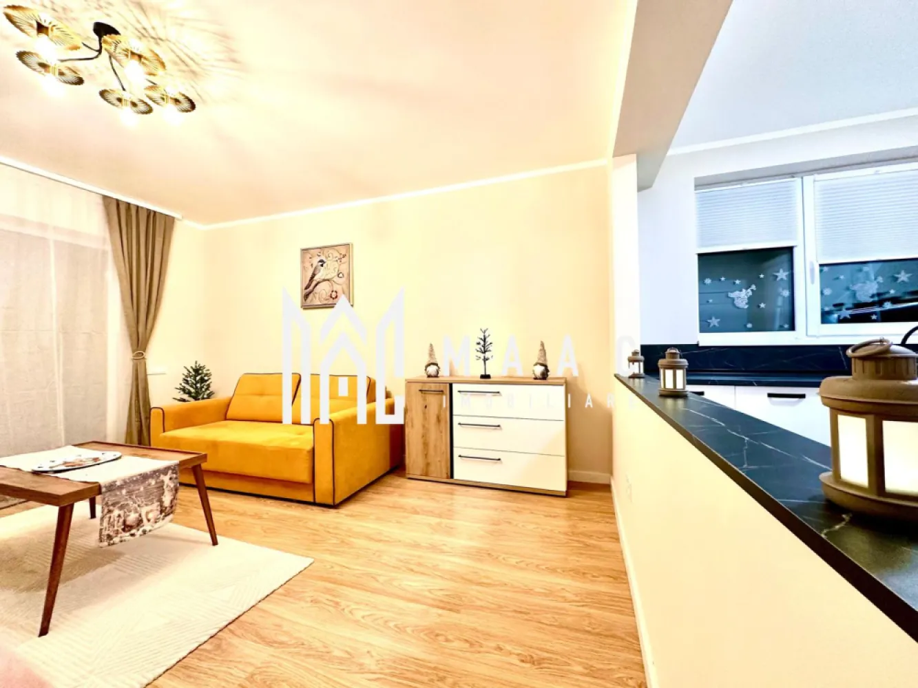 Apartament 2 Camere | Loc De Parcare | 54MPU | - MAAC Imobiliare va prezinta un apartament decomandat, situat la parter, în Cartierul DaVinci, la doar 4 minute de Zona Industrială Vest și 15 minute de Centrul Istoric al Sibiului. Caracteristici principale: Suprafață utilă: 53.45 mp + Balcon generos de 7.37 mp 1 loc de parcare inclus Compartimentare optimă: Living spațios Dormitor confortabil Bucătărie separată Baie modernă Balcon finisat complet Dotări & Beneficii: Stadiu de predare „la cheie” – finisaje moderne, parchet, gresie, obiecte sanitare, prize și întrerupătoare Încălzire în pardoseală – eficiență termică ridicată Izolație cu vată bazaltică – confort termic superior Jaluzele electrice – control facil al luminii și intimității Cartier modern, cu arhitectură deosebită 45% spaii verzi & brazi de-a lungul străzilor Vila cu doar 12 apartamente – intimitate și liniște Priveliste superbă către munți Avantajele locației: 4 minute de Zona Industrială Vest și Aeroportul Internațional Sibiu 4 minute de Metro 15 minute de Centrul Istoric Sibiu Începând cu 2025 – Transport public Tursib în cartier! Apartamentul este mobilat și utilat, exact ca în poze. Finalizat, intabulat, cu contoare funcționale – GATA DE LOCUIT! Contactează MAAC Imobiliare pentru detalii și programarea unei vizionări specificand ID:CP2465336 }}